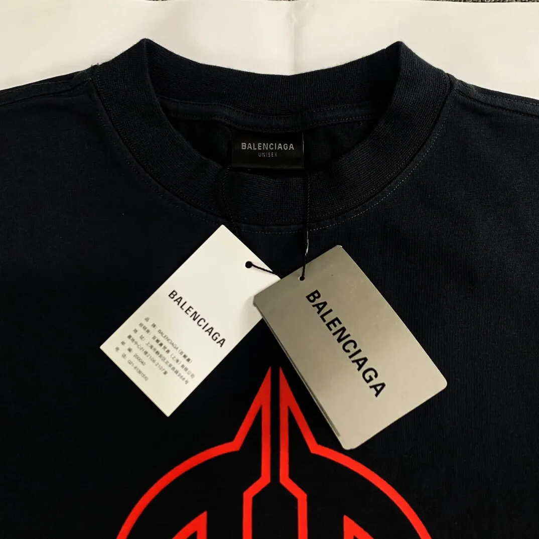[New] Top version-BALENCIAGA_Paris special-shaped double B crack print short-sleeved T-shirt The front and rear platens are hand-printed, precision mesh is used to make the stencil, imported environmentally friendly slurry is scraped, and the letters are clearly restored. The spacing between letters is all the same as the original version. The font size is consistent with the original version. The comparison code number ratio is increased and enlarged. The letters are strictly aligned to highly restore the spacing ratio and three-dimensional sense. The printing has no burrs. Basically, the color difference is minimized to be infinitely close. The printing has transparent bottom lines and no burrs. The yarn is made of Made of 18SJC and imported oil-proof treated thread, there will be no oil stains. The car is imported from Silver Sword with a knife, which does not eat the cloth or leave any cloth. The sewing machine needle uses a No. 9 round-head needle, which does not puncture or break the fibers of the fabric. The density of the thread is 3CM/14 needles, which is tight and not loose or sparse. The double-layer stitching of the back collar is firm and tight. The double chain of the shoulder is routed. The hem is tightened tightly. The fabric is full of drape and consistent with the pattern. The fabric is made of 280g double-ply double-yarn plain cotton fabric, which has full drape and smooth hand feel. Complete color matching from dyeing to craftsmanship, customized accessories with three standards. The front and rear left and right cuffs are made of imported Kornit direct-injection color-printing technology. The os dropped shoulders are loose and the same style for men and women! ! Size: xs-L Color: Black P:280