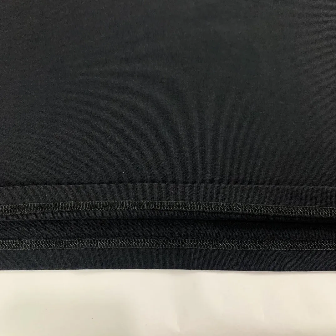 [New] Top version-BALENCIAGA_Paris special-shaped double B crack print short-sleeved T-shirt The front and rear platens are hand-printed, precision mesh is used to make the stencil, imported environmentally friendly slurry is scraped, and the letters are clearly restored. The spacing between letters is all the same as the original version. The font size is consistent with the original version. The comparison code number ratio is increased and enlarged. The letters are strictly aligned to highly restore the spacing ratio and three-dimensional sense. The printing has no burrs. Basically, the color difference is minimized to be infinitely close. The printing has transparent bottom lines and no burrs. The yarn is made of Made of 18SJC and imported oil-proof treated thread, there will be no oil stains. The car is imported from Silver Sword with a knife, which does not eat the cloth or leave any cloth. The sewing machine needle uses a No. 9 round-head needle, which does not puncture or break the fibers of the fabric. The density of the thread is 3CM/14 needles, which is tight and not loose or sparse. The double-layer stitching of the back collar is firm and tight. The double chain of the shoulder is routed. The hem is tightened tightly. The fabric is full of drape and consistent with the pattern. The fabric is made of 280g double-ply double-yarn plain cotton fabric, which has full drape and smooth hand feel. Complete color matching from dyeing to craftsmanship, customized accessories with three standards. The front and rear left and right cuffs are made of imported Kornit direct-injection color-printing technology. The os dropped shoulders are loose and the same style for men and women! ! Size: xs-L Color: Black P:280