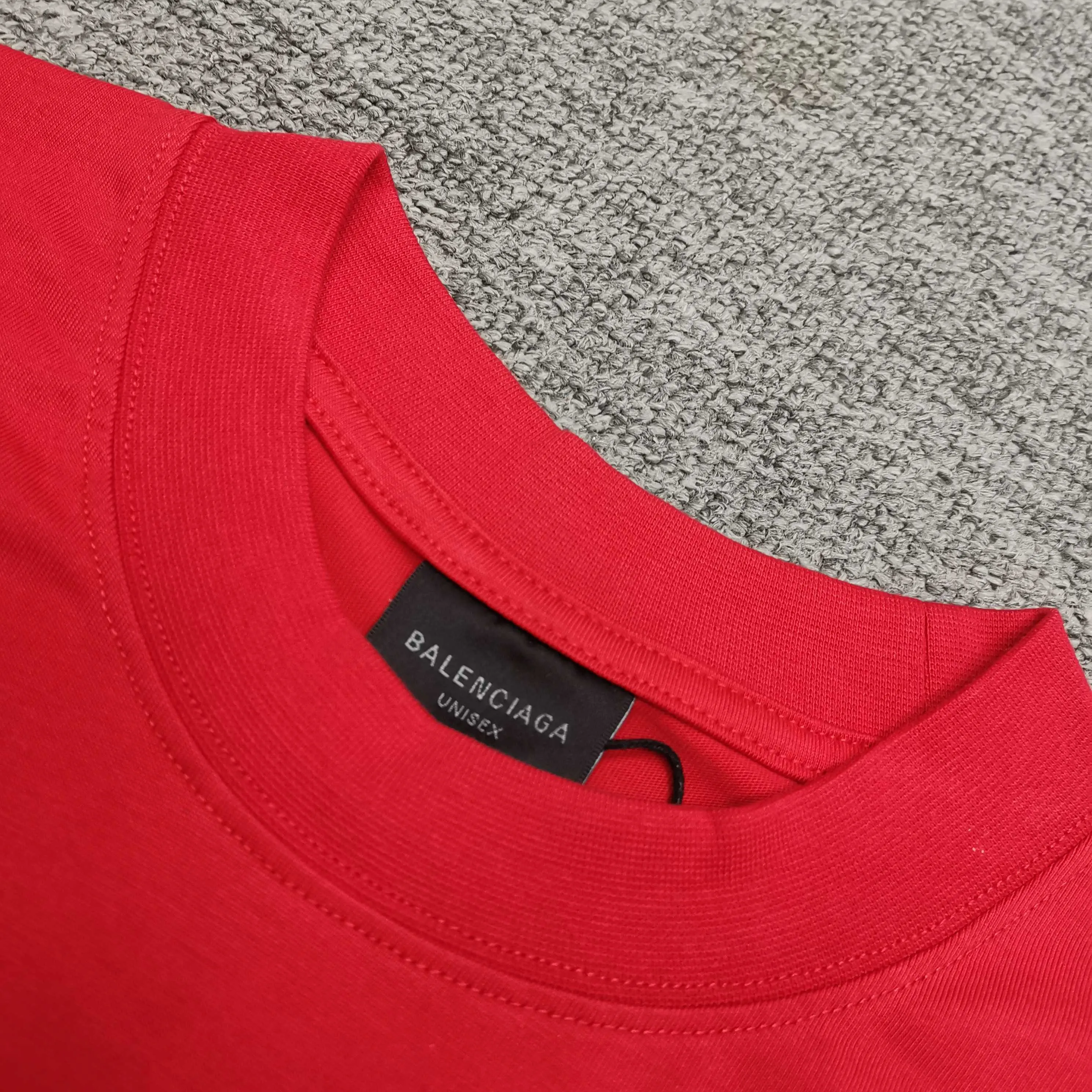[Top version. Official website quality] BALENCI*GA/Paris.SS25 latest model, Paris Chinese Valentine's Day limited edition, short-sleeved T-shirt with love LOGO embroidery on the front and love LOGO printing on the back. Brick cabinet synchronization. Genuine product development at the first time, welcome to compare! The fabric is made of Paris ZP custom-woven and dyed cotton double yarn. Weighing 260 grams, the cloth surface is clean. The cloth pattern is clear, soft and comfortable. The threads are dyed with no color difference. The embroidery is done using imported Tajima embroidery machines. The printing uses environmentally friendly imported rubber paddles. The letters are clear and the effect is three-dimensional. The version adopts OS loose shoulder design. Same style for men and women. Color: black, red, pink, off-white. Size: XS S M L P260