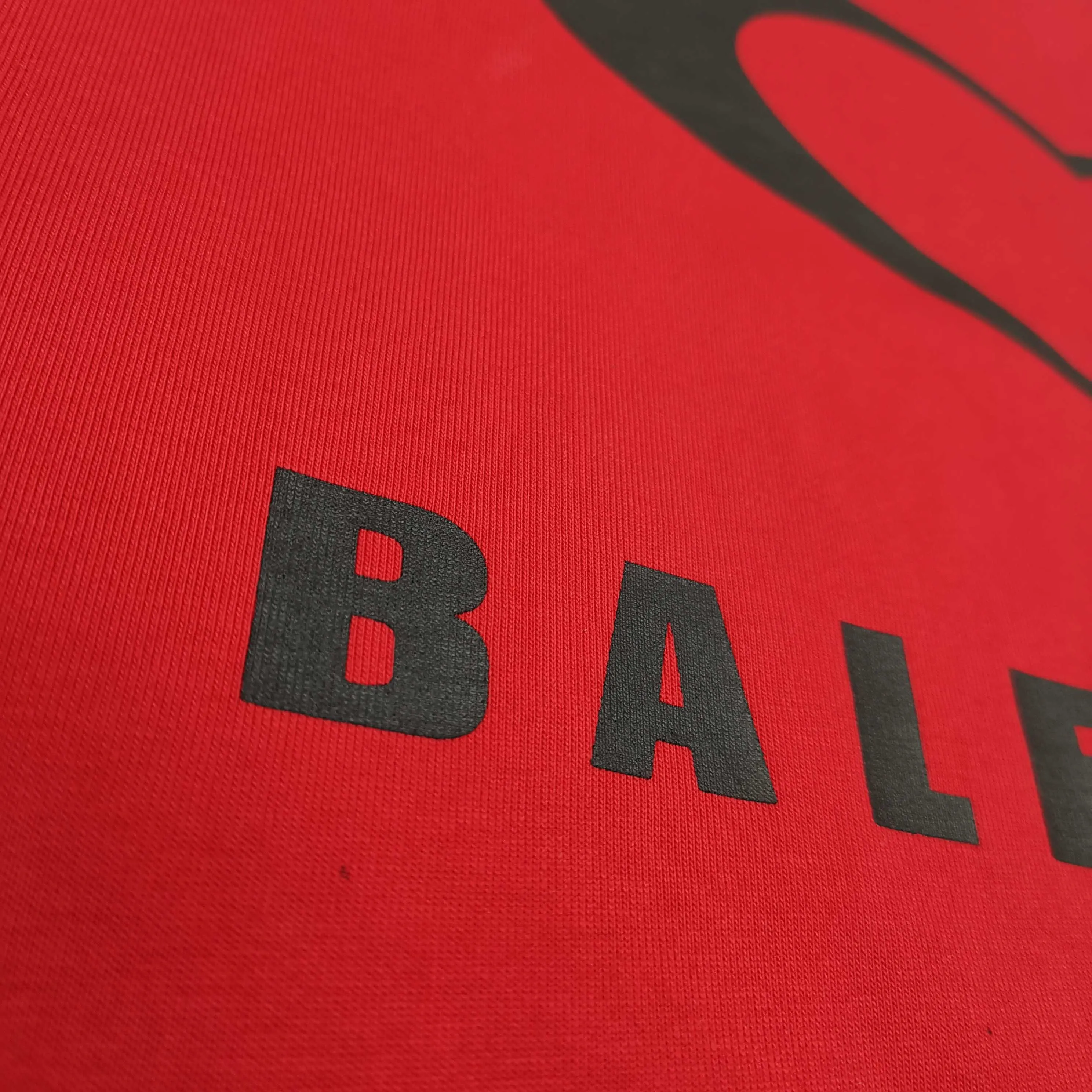 [Top version. Official website quality] BALENCI*GA/Paris.SS25 latest model, Paris Chinese Valentine's Day limited edition, short-sleeved T-shirt with love LOGO embroidery on the front and love LOGO printing on the back. Brick cabinet synchronization. Genuine product development at the first time, welcome to compare! The fabric is made of Paris ZP custom-woven and dyed cotton double yarn. Weighing 260 grams, the cloth surface is clean. The cloth pattern is clear, soft and comfortable. The threads are dyed with no color difference. The embroidery is done using imported Tajima embroidery machines. The printing uses environmentally friendly imported rubber paddles. The letters are clear and the effect is three-dimensional. The version adopts OS loose shoulder design. Same style for men and women. Color: black, red, pink, off-white. Size: XS S M L P260