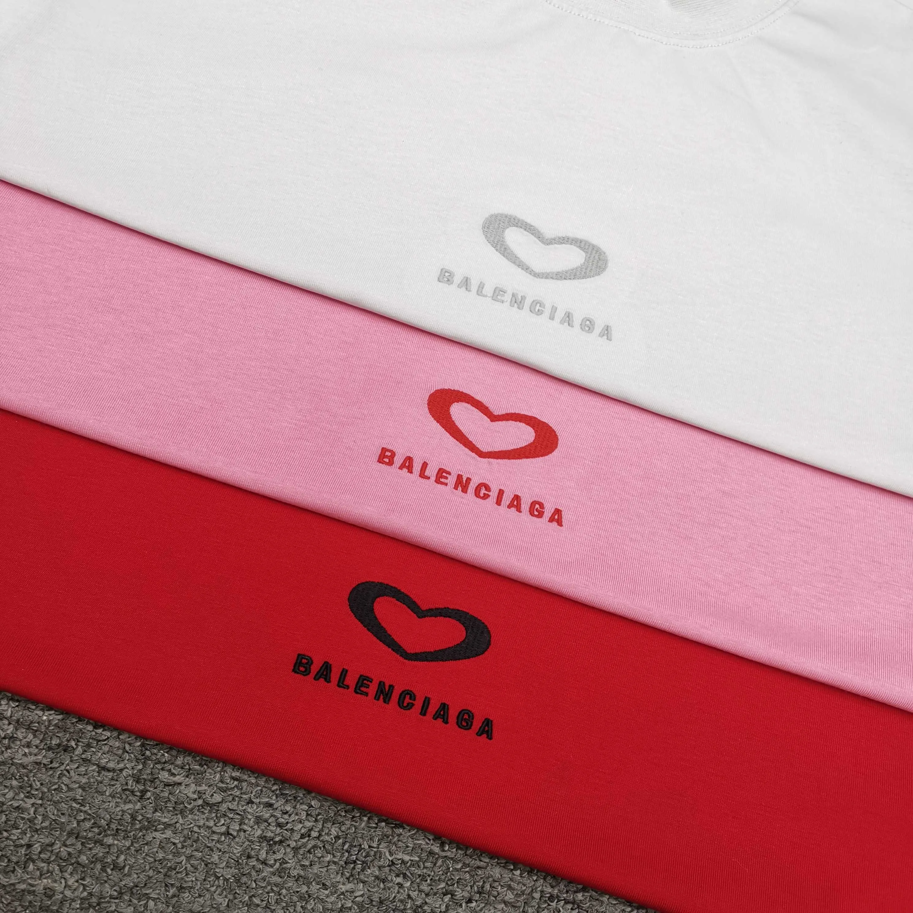[Top version. Official website quality] BALENCI*GA/Paris.SS25 latest model, Paris Chinese Valentine's Day limited edition, short-sleeved T-shirt with love LOGO embroidery on the front and love LOGO printing on the back. Brick cabinet synchronization. Genuine product development at the first time, welcome to compare! The fabric is made of Paris ZP custom-woven and dyed cotton double yarn. Weighing 260 grams, the cloth surface is clean. The cloth pattern is clear, soft and comfortable. The threads are dyed with no color difference. The embroidery is done using imported Tajima embroidery machines. The printing uses environmentally friendly imported rubber paddles. The letters are clear and the effect is three-dimensional. The version adopts OS loose shoulder design. Same style for men and women. Color: black, red, pink, off-white. Size: XS S M L P260