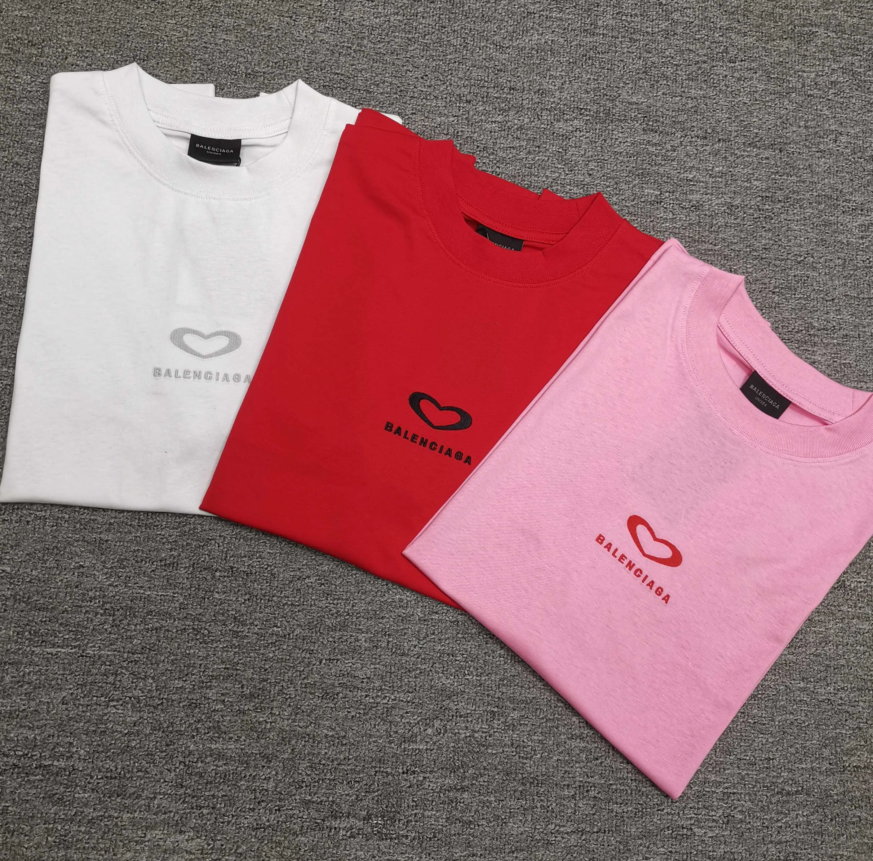 [Top version. Official website quality] BALENCI*GA/Paris.SS25 latest model, Paris Chinese Valentine's Day limited edition, short-sleeved T-shirt with love LOGO embroidery on the front and love LOGO printing on the back. Brick cabinet synchronization. Genuine product development at the first time, welcome to compare! The fabric is made of Paris ZP custom-woven and dyed cotton double yarn. Weighing 260 grams, the cloth surface is clean. The cloth pattern is clear, soft and comfortable. The threads are dyed with no color difference. The embroidery is done using imported Tajima embroidery machines. The printing uses environmentally friendly imported rubber paddles. The letters are clear and the effect is three-dimensional. The version adopts OS loose shoulder design. Same style for men and women. Color: black, red, pink, off-white. Size: XS S M L P260