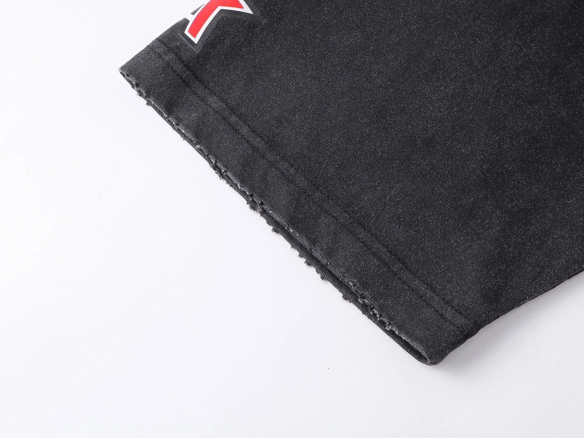🅿️200 Detailed picture [Top version. Official website quality] BALENCI*GA/Paris. 25ss latest model. Paris is printed with sponsor logos English LOGO combination on the front, washed and distressed short-sleeved T-shirt. Brick cabinet synchronization. The fabric is made of Paris ZP custom-woven and dyed 100% cotton double yarn compact cotton. The weight is 260 grams, the cloth surface is clean. The cloth pattern is clear, soft and comfortable, and the thread is dyed with no color difference. The classic LOGO pattern is printed with environmentally friendly imported materials, with clear letters and a strong three-dimensional feel. Restored brick cabinet. The garments were washed and aged, and polished by many hands. Produced by ultra-heavy craftsmanship, the market currency is very different, welcome to compare. The version adopts OS loose shoulder design. The same style for men and women. Code: BL253689 Color: Washed Black Size: XS S M L