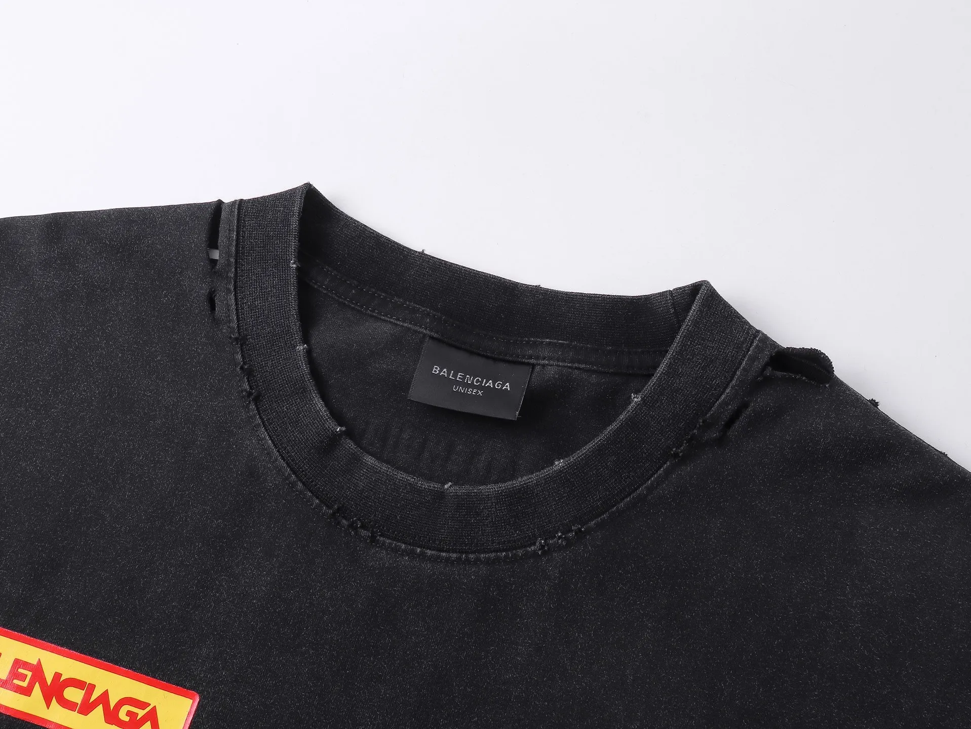 🅿️200 Detailed picture [Top version. Official website quality] BALENCI*GA/Paris. 25ss latest model. Paris is printed with sponsor logos English LOGO combination on the front, washed and distressed short-sleeved T-shirt. Brick cabinet synchronization. The fabric is made of Paris ZP custom-woven and dyed 100% cotton double yarn compact cotton. The weight is 260 grams, the cloth surface is clean. The cloth pattern is clear, soft and comfortable, and the thread is dyed with no color difference. The classic LOGO pattern is printed with environmentally friendly imported materials, with clear letters and a strong three-dimensional feel. Restored brick cabinet. The garments were washed and aged, and polished by many hands. Produced by ultra-heavy craftsmanship, the market currency is very different, welcome to compare. The version adopts OS loose shoulder design. The same style for men and women. Code: BL253689 Color: Washed Black Size: XS S M L
