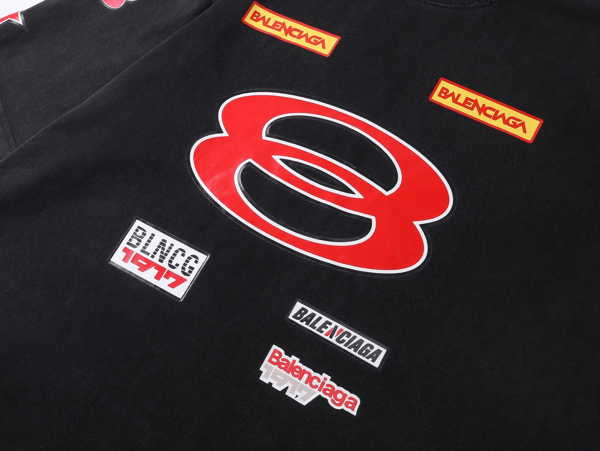 🅿️200 Detailed picture [Top version. Official website quality] BALENCI*GA/Paris. 25ss latest model. Paris is printed with sponsor logos English LOGO combination on the front, washed and distressed short-sleeved T-shirt. Brick cabinet synchronization. The fabric is made of Paris ZP custom-woven and dyed 100% cotton double yarn compact cotton. The weight is 260 grams, the cloth surface is clean. The cloth pattern is clear, soft and comfortable, and the thread is dyed with no color difference. The classic LOGO pattern is printed with environmentally friendly imported materials, with clear letters and a strong three-dimensional feel. Restored brick cabinet. The garments were washed and aged, and polished by many hands. Produced by ultra-heavy craftsmanship, the market currency is very different, welcome to compare. The version adopts OS loose shoulder design. The same style for men and women. Code: BL253689 Color: Washed Black Size: XS S M L