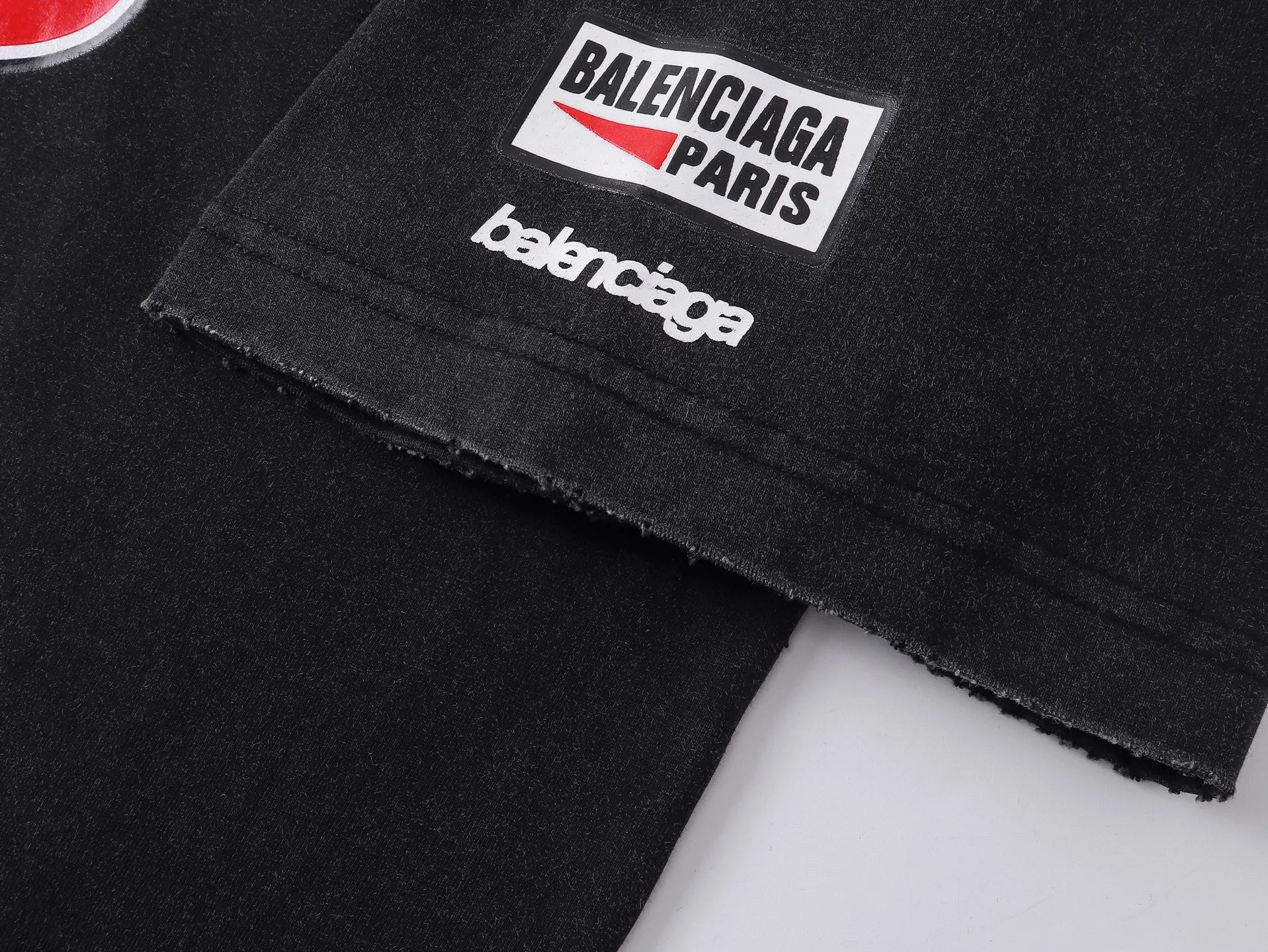 🅿️200 Detailed picture [Top version. Official website quality] BALENCI*GA/Paris. 25ss latest model. Paris is printed with sponsor logos English LOGO combination on the front, washed and distressed short-sleeved T-shirt. Brick cabinet synchronization. The fabric is made of Paris ZP custom-woven and dyed 100% cotton double yarn compact cotton. The weight is 260 grams, the cloth surface is clean. The cloth pattern is clear, soft and comfortable, and the thread is dyed with no color difference. The classic LOGO pattern is printed with environmentally friendly imported materials, with clear letters and a strong three-dimensional feel. Restored brick cabinet. The garments were washed and aged, and polished by many hands. Produced by ultra-heavy craftsmanship, the market currency is very different, welcome to compare. The version adopts OS loose shoulder design. The same style for men and women. Code: BL253689 Color: Washed Black Size: XS S M L