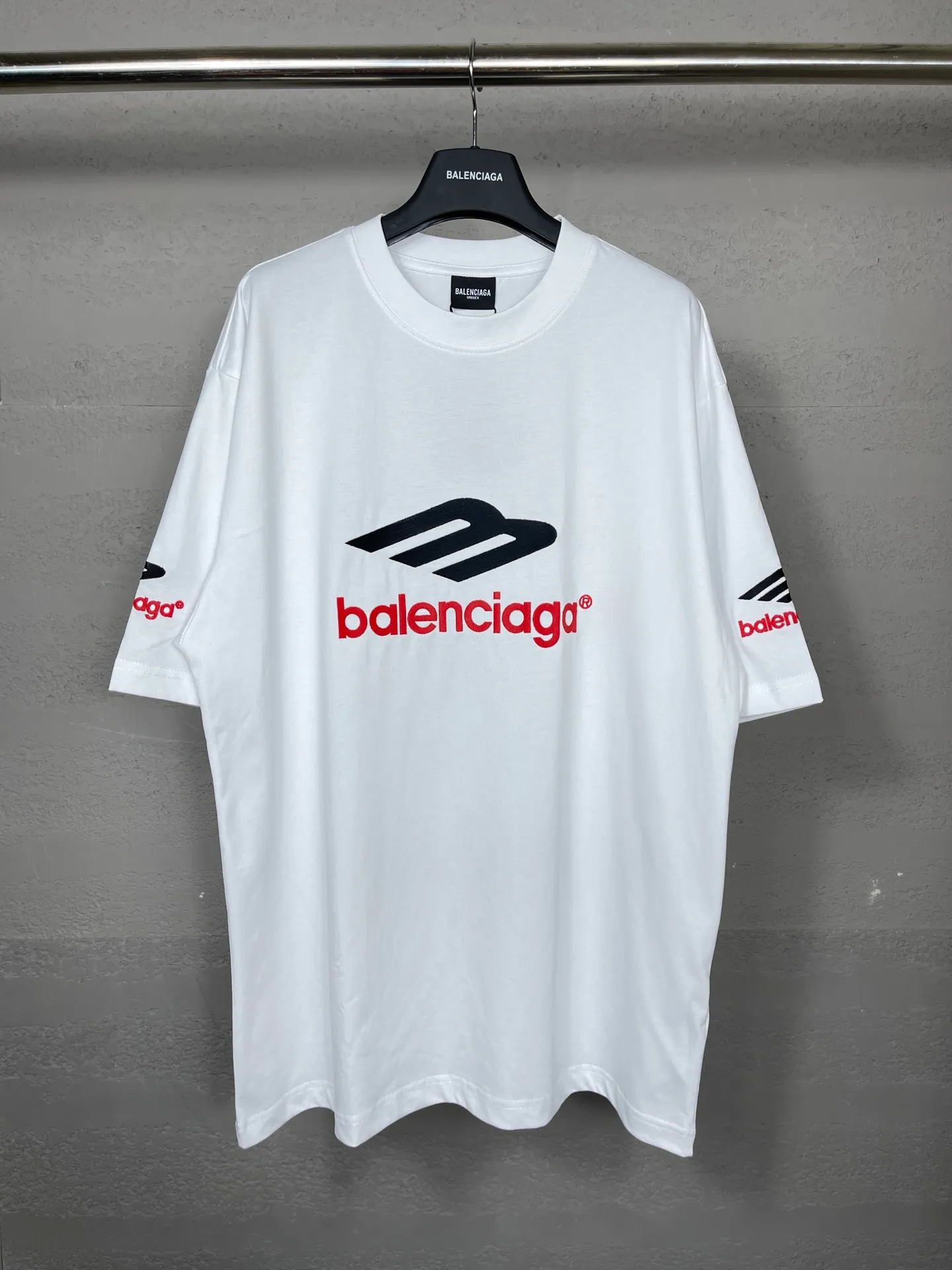 🅿️210 real photos [Top version. Official website quality] BALENCI*GA/Paris BALENCI*GA#2024 latest model, big LOGO icon. Front and back. Embroidered short-sleeved T-shirt on left and right sleeves. Brick cabinet synchronization. Genuine products are developed and developed in the first time. Welcome to compare! The fabric is made of Paris ZP custom-woven and dyed 100% cotton double-yarn compact cotton. The weight is 260 grams. The cloth surface is clean. The cloth pattern is clear. It is soft and comfortable. It has good color fastness and is not easy to change color. The threads are woven and dyed with no color difference. The embroidery is done using imported Tajima embroidery machines. Super 12W needle and thread, three-dimensional effect, clear lines. No burrs and miscellaneous threads, ultra-high craftsmanship embroidery. The version adopts OS loose shoulder design. Same style for men and women. Code: BL223207 Color: dark blue gray. White. Size: XS to L