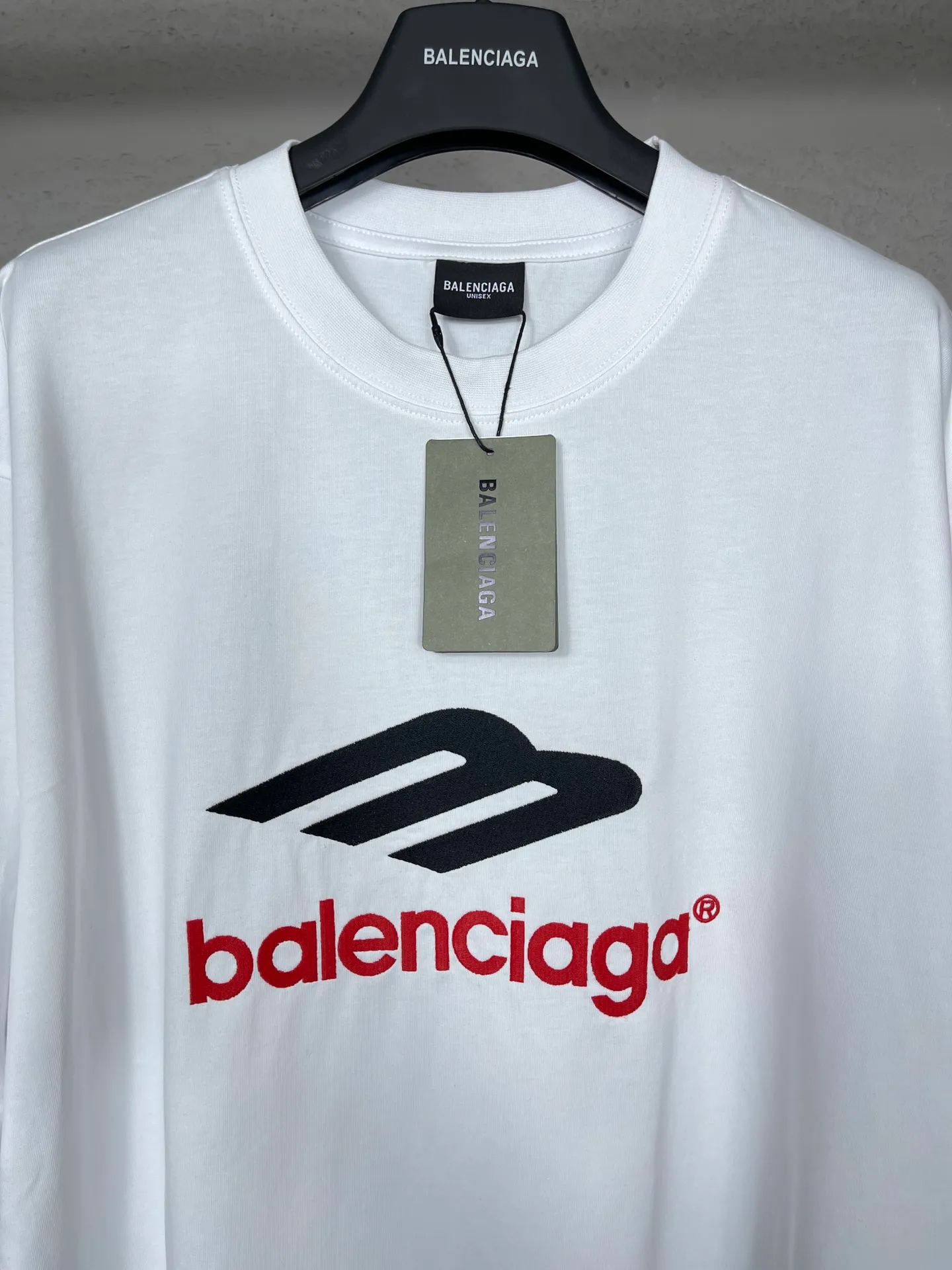 🅿️210 real photos [Top version. Official website quality] BALENCI*GA/Paris BALENCI*GA#2024 latest model, big LOGO icon. Front and back. Embroidered short-sleeved T-shirt on left and right sleeves. Brick cabinet synchronization. Genuine products are developed and developed in the first time. Welcome to compare! The fabric is made of Paris ZP custom-woven and dyed 100% cotton double-yarn compact cotton. The weight is 260 grams. The cloth surface is clean. The cloth pattern is clear. It is soft and comfortable. It has good color fastness and is not easy to change color. The threads are woven and dyed with no color difference. The embroidery is done using imported Tajima embroidery machines. Super 12W needle and thread, three-dimensional effect, clear lines. No burrs and miscellaneous threads, ultra-high craftsmanship embroidery. The version adopts OS loose shoulder design. Same style for men and women. Code: BL223207 Color: dark blue gray. White. Size: XS to L