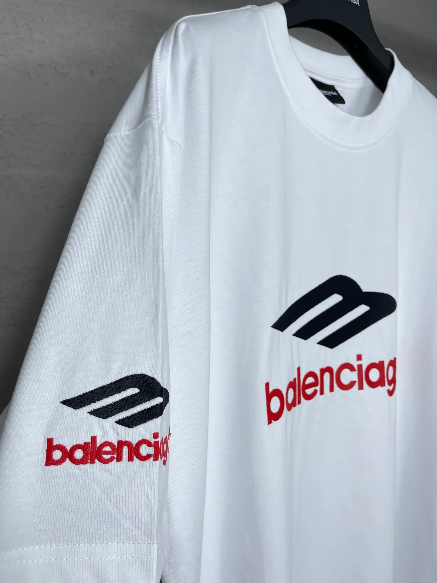 🅿️210 real photos [Top version. Official website quality] BALENCI*GA/Paris BALENCI*GA#2024 latest model, big LOGO icon. Front and back. Embroidered short-sleeved T-shirt on left and right sleeves. Brick cabinet synchronization. Genuine products are developed and developed in the first time. Welcome to compare! The fabric is made of Paris ZP custom-woven and dyed 100% cotton double-yarn compact cotton. The weight is 260 grams. The cloth surface is clean. The cloth pattern is clear. It is soft and comfortable. It has good color fastness and is not easy to change color. The threads are woven and dyed with no color difference. The embroidery is done using imported Tajima embroidery machines. Super 12W needle and thread, three-dimensional effect, clear lines. No burrs and miscellaneous threads, ultra-high craftsmanship embroidery. The version adopts OS loose shoulder design. Same style for men and women. Code: BL223207 Color: dark blue gray. White. Size: XS to L