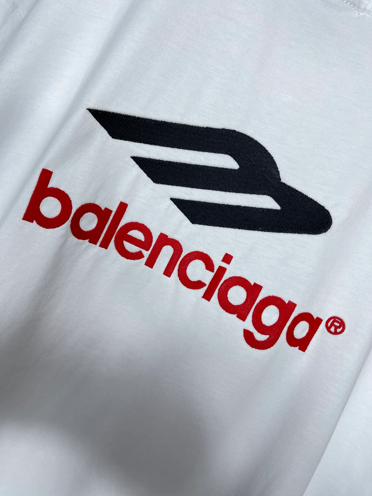 🅿️210 real photos [Top version. Official website quality] BALENCI*GA/Paris BALENCI*GA#2024 latest model, big LOGO icon. Front and back. Embroidered short-sleeved T-shirt on left and right sleeves. Brick cabinet synchronization. Genuine products are developed and developed in the first time. Welcome to compare! The fabric is made of Paris ZP custom-woven and dyed 100% cotton double-yarn compact cotton. The weight is 260 grams. The cloth surface is clean. The cloth pattern is clear. It is soft and comfortable. It has good color fastness and is not easy to change color. The threads are woven and dyed with no color difference. The embroidery is done using imported Tajima embroidery machines. Super 12W needle and thread, three-dimensional effect, clear lines. No burrs and miscellaneous threads, ultra-high craftsmanship embroidery. The version adopts OS loose shoulder design. Same style for men and women. Code: BL223207 Color: dark blue gray. White. Size: XS to L