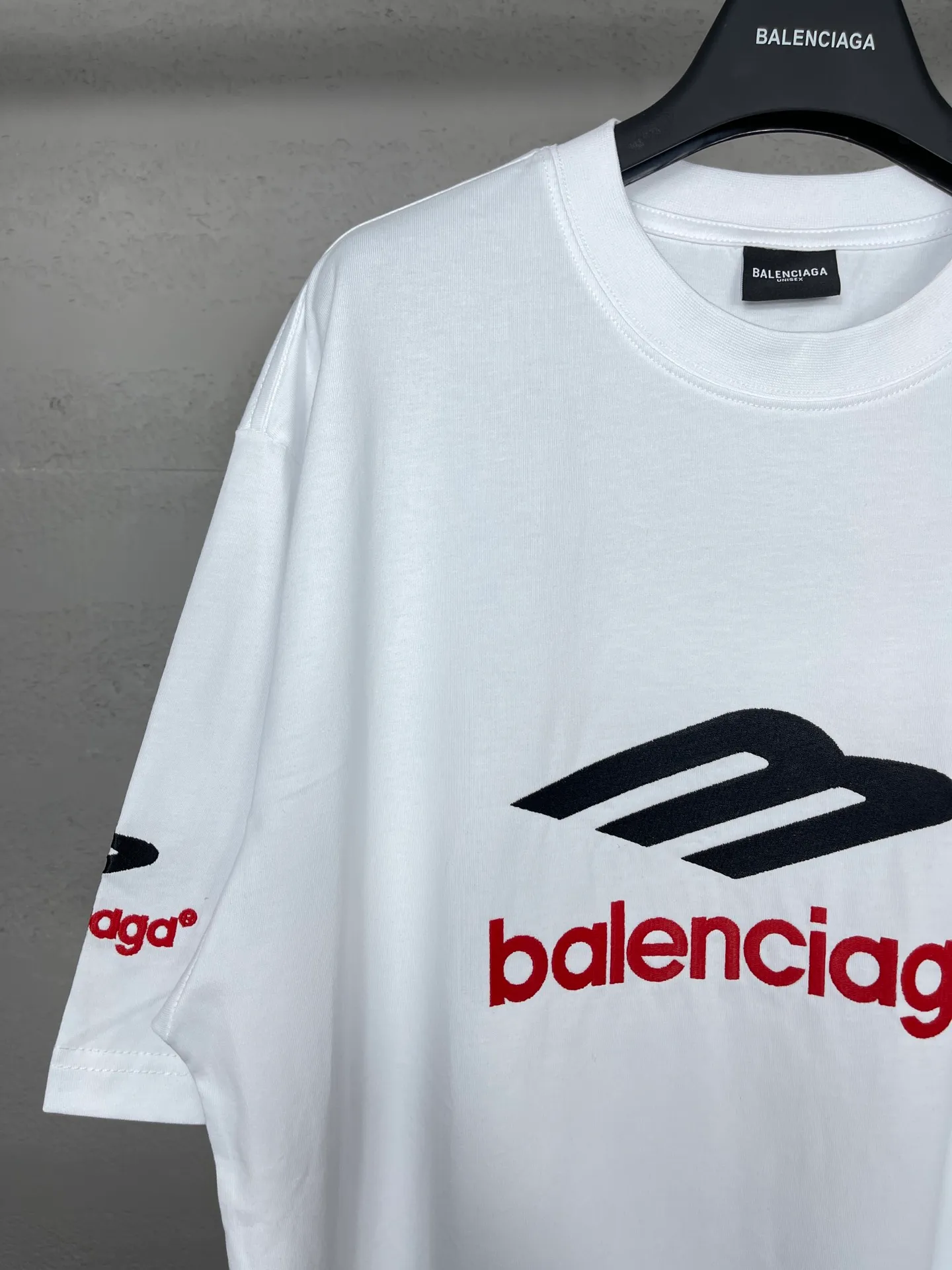 🅿️210 real photos [Top version. Official website quality] BALENCI*GA/Paris BALENCI*GA#2024 latest model, big LOGO icon. Front and back. Embroidered short-sleeved T-shirt on left and right sleeves. Brick cabinet synchronization. Genuine products are developed and developed in the first time. Welcome to compare! The fabric is made of Paris ZP custom-woven and dyed 100% cotton double-yarn compact cotton. The weight is 260 grams. The cloth surface is clean. The cloth pattern is clear. It is soft and comfortable. It has good color fastness and is not easy to change color. The threads are woven and dyed with no color difference. The embroidery is done using imported Tajima embroidery machines. Super 12W needle and thread, three-dimensional effect, clear lines. No burrs and miscellaneous threads, ultra-high craftsmanship embroidery. The version adopts OS loose shoulder design. Same style for men and women. Code: BL223207 Color: dark blue gray. White. Size: XS to L