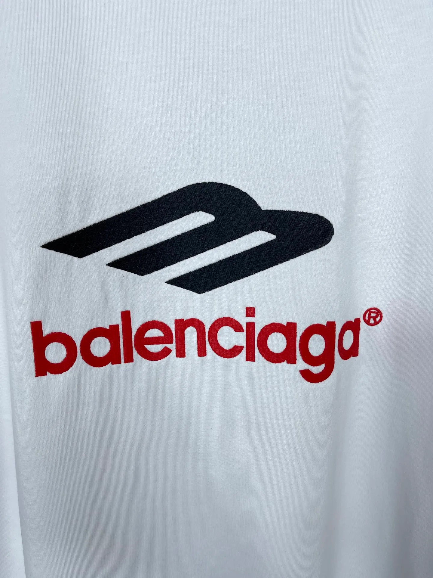 🅿️210 real photos [Top version. Official website quality] BALENCI*GA/Paris BALENCI*GA#2024 latest model, big LOGO icon. Front and back. Embroidered short-sleeved T-shirt on left and right sleeves. Brick cabinet synchronization. Genuine products are developed and developed in the first time. Welcome to compare! The fabric is made of Paris ZP custom-woven and dyed 100% cotton double-yarn compact cotton. The weight is 260 grams. The cloth surface is clean. The cloth pattern is clear. It is soft and comfortable. It has good color fastness and is not easy to change color. The threads are woven and dyed with no color difference. The embroidery is done using imported Tajima embroidery machines. Super 12W needle and thread, three-dimensional effect, clear lines. No burrs and miscellaneous threads, ultra-high craftsmanship embroidery. The version adopts OS loose shoulder design. Same style for men and women. Code: BL223207 Color: dark blue gray. White. Size: XS to L