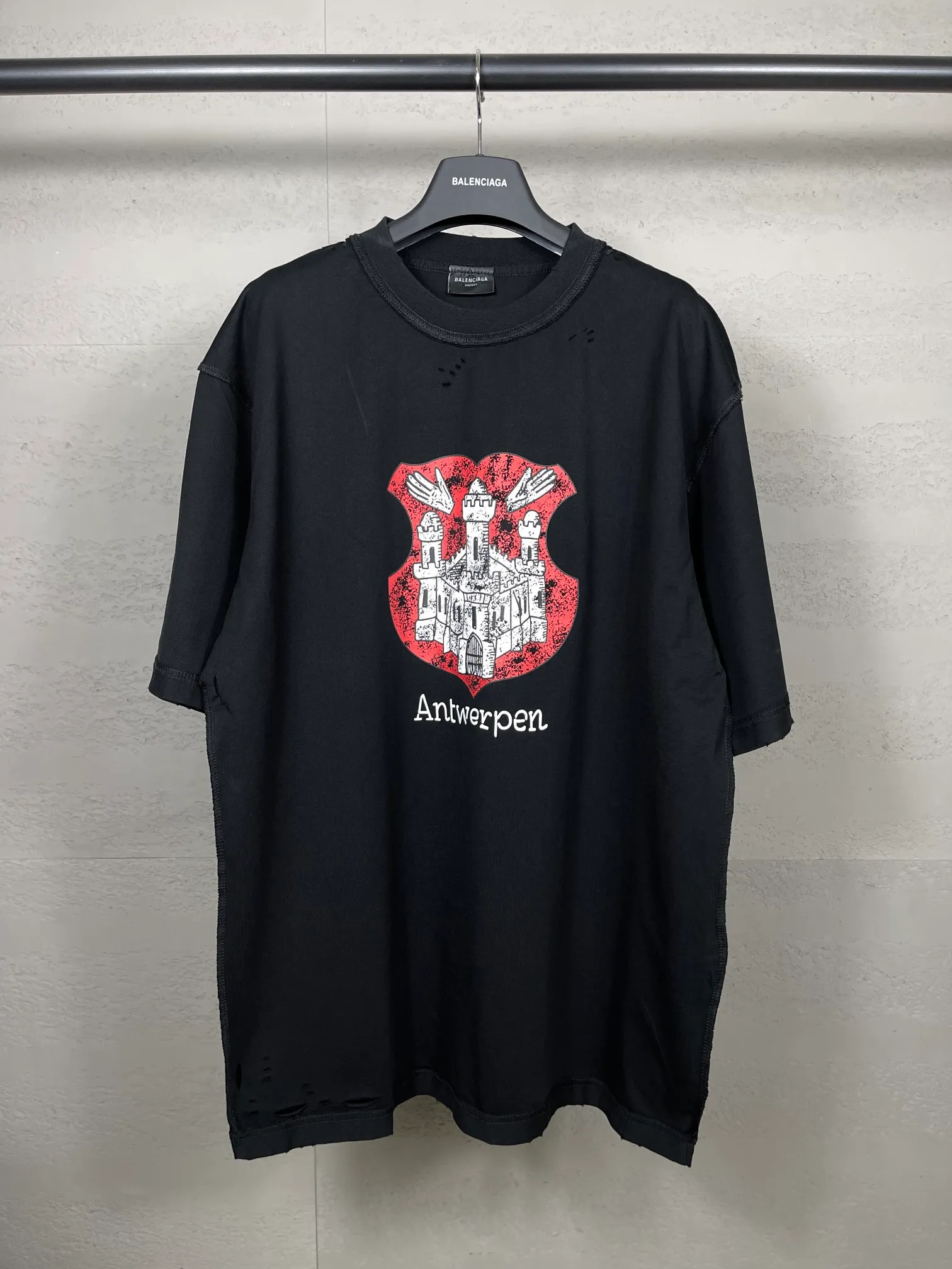 🅿️186 photos [Top version. Official website quality] BALENCI*GA/Paris Front printed ready-to-wear washed and worn new T-shirt #2024 new style with reverse stitching design. Notice! ️The original version of this style is made with reverse stitching and is worn and washed to make it look old, which is the normal practice in the market. #2024 Spring and Summer Brick Cabinet Synchronization Welcome to compare. The fabric is made of Paris ZP custom-woven and dyed cotton double yarn, with a weight of 260 grams. The cloth surface is clean. The cloth pattern is clear, soft and comfortable. The threads are dyed with no color difference. The printing uses imported environmentally friendly glue printing. The letters are clear and the pattern explodes. The brick cabinet is restored, and the version adopts the OS loose shoulder version. The same style for men and women. Code: BL223357 Color: Black Size: XS to L
