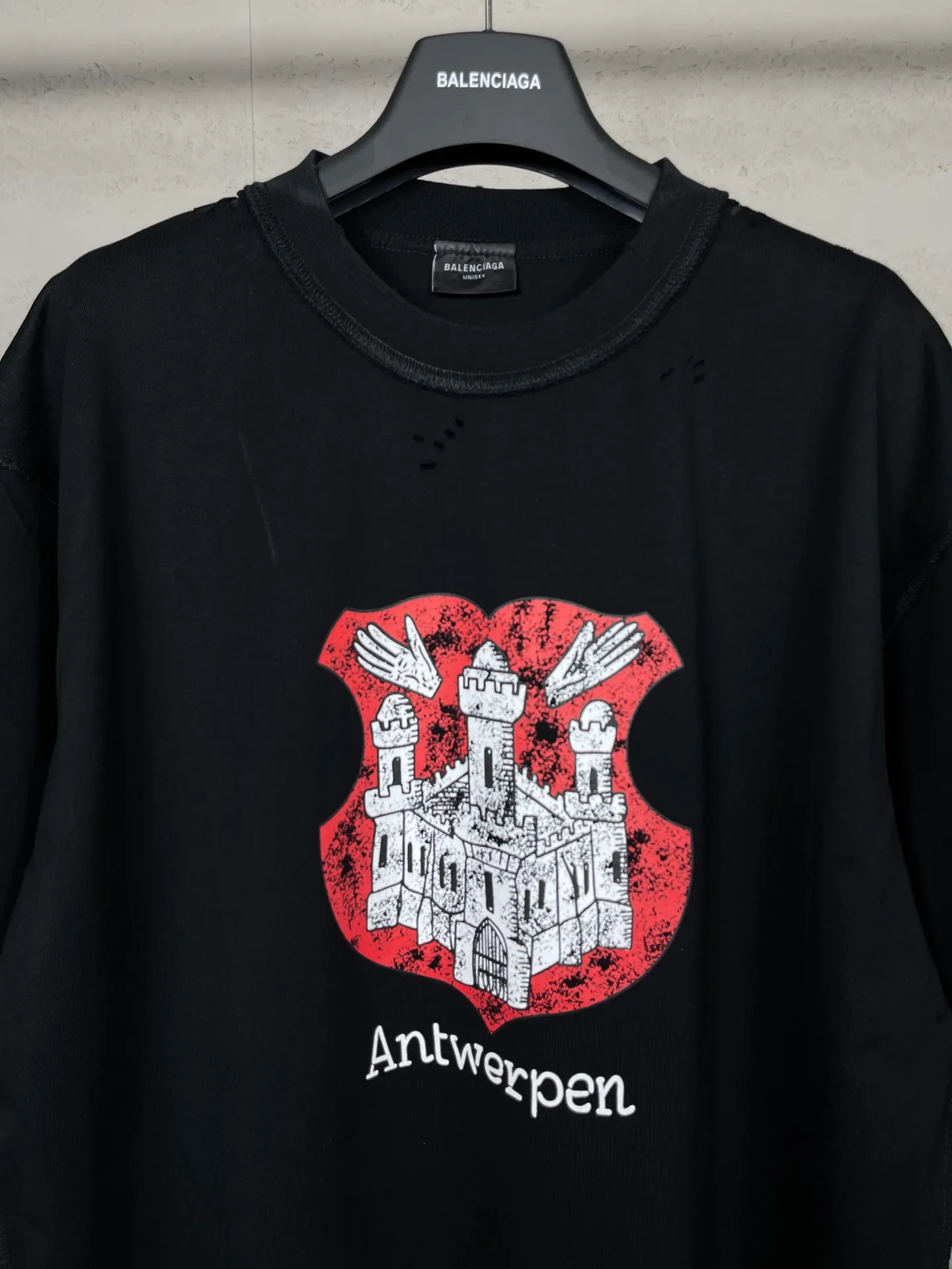 🅿️186 photos [Top version. Official website quality] BALENCI*GA/Paris Front printed ready-to-wear washed and worn new T-shirt #2024 new style with reverse stitching design. Notice! ️The original version of this style is made with reverse stitching and is worn and washed to make it look old, which is the normal practice in the market. #2024 Spring and Summer Brick Cabinet Synchronization Welcome to compare. The fabric is made of Paris ZP custom-woven and dyed cotton double yarn, with a weight of 260 grams. The cloth surface is clean. The cloth pattern is clear, soft and comfortable. The threads are dyed with no color difference. The printing uses imported environmentally friendly glue printing. The letters are clear and the pattern explodes. The brick cabinet is restored, and the version adopts the OS loose shoulder version. The same style for men and women. Code: BL223357 Color: Black Size: XS to L