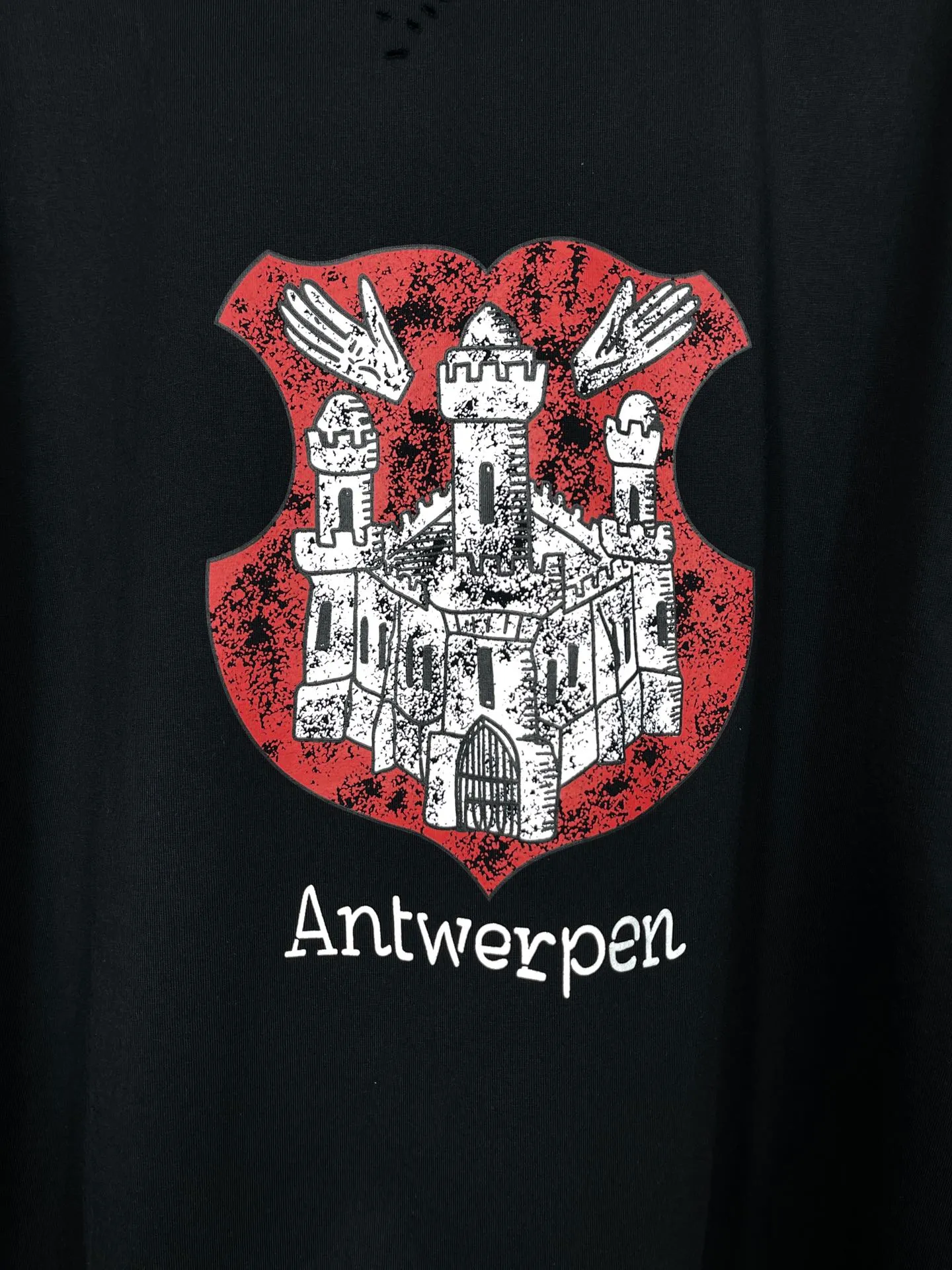 🅿️186 photos [Top version. Official website quality] BALENCI*GA/Paris Front printed ready-to-wear washed and worn new T-shirt #2024 new style with reverse stitching design. Notice! ️The original version of this style is made with reverse stitching and is worn and washed to make it look old, which is the normal practice in the market. #2024 Spring and Summer Brick Cabinet Synchronization Welcome to compare. The fabric is made of Paris ZP custom-woven and dyed cotton double yarn, with a weight of 260 grams. The cloth surface is clean. The cloth pattern is clear, soft and comfortable. The threads are dyed with no color difference. The printing uses imported environmentally friendly glue printing. The letters are clear and the pattern explodes. The brick cabinet is restored, and the version adopts the OS loose shoulder version. The same style for men and women. Code: BL223357 Color: Black Size: XS to L