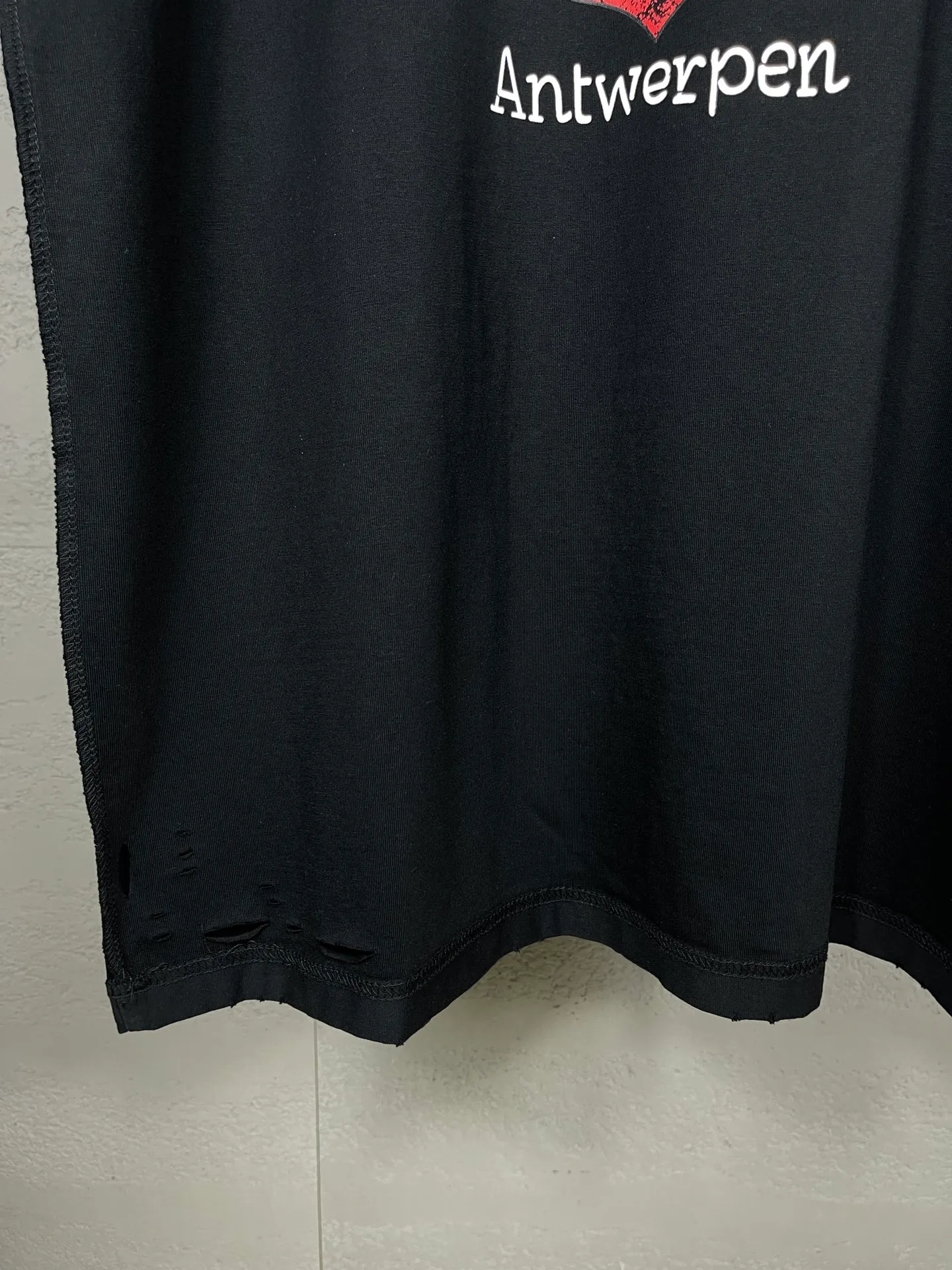 🅿️186 photos [Top version. Official website quality] BALENCI*GA/Paris Front printed ready-to-wear washed and worn new T-shirt #2024 new style with reverse stitching design. Notice! ️The original version of this style is made with reverse stitching and is worn and washed to make it look old, which is the normal practice in the market. #2024 Spring and Summer Brick Cabinet Synchronization Welcome to compare. The fabric is made of Paris ZP custom-woven and dyed cotton double yarn, with a weight of 260 grams. The cloth surface is clean. The cloth pattern is clear, soft and comfortable. The threads are dyed with no color difference. The printing uses imported environmentally friendly glue printing. The letters are clear and the pattern explodes. The brick cabinet is restored, and the version adopts the OS loose shoulder version. The same style for men and women. Code: BL223357 Color: Black Size: XS to L