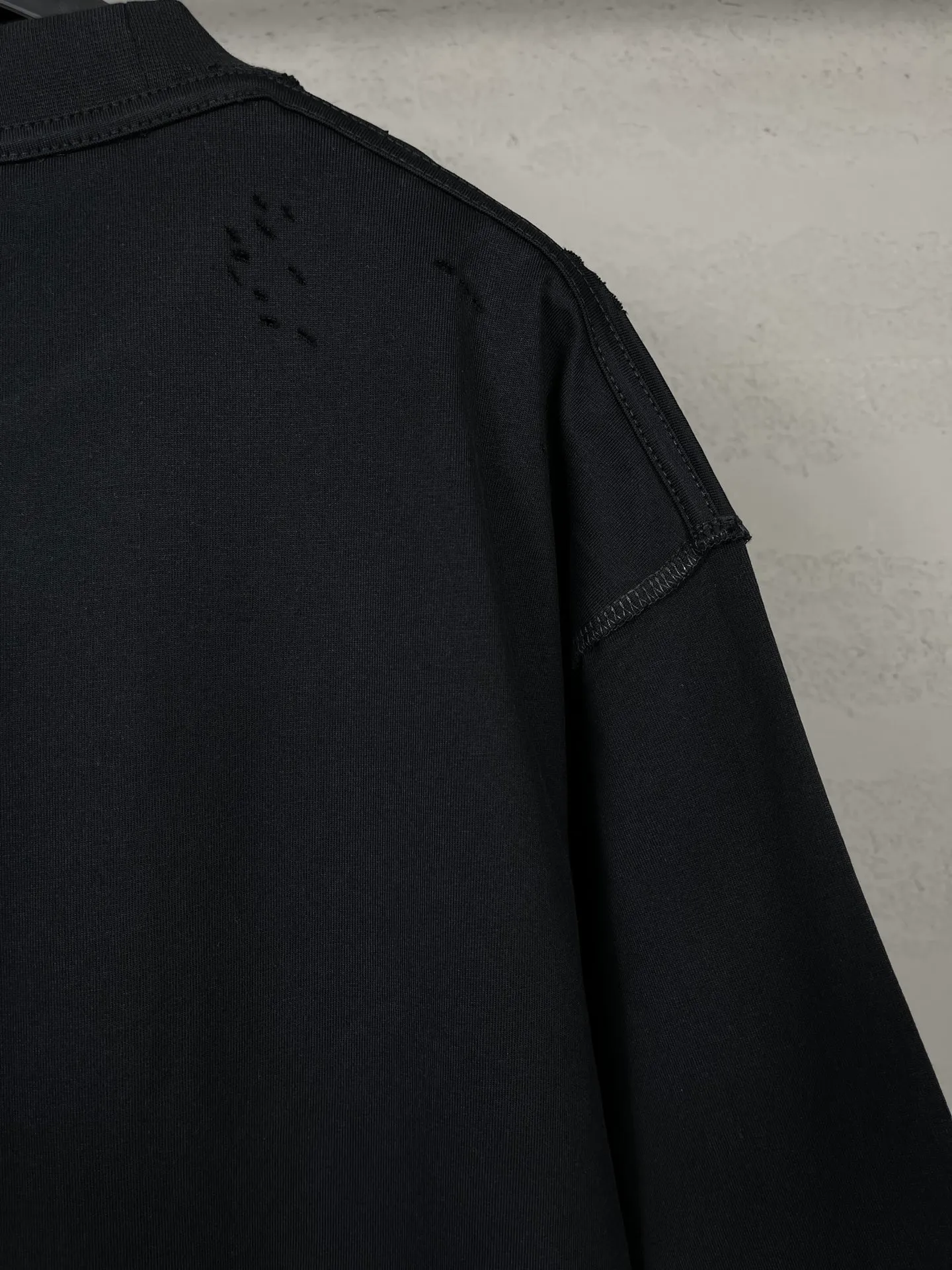 🅿️186 photos [Top version. Official website quality] BALENCI*GA/Paris Front printed ready-to-wear washed and worn new T-shirt #2024 new style with reverse stitching design. Notice! ️The original version of this style is made with reverse stitching and is worn and washed to make it look old, which is the normal practice in the market. #2024 Spring and Summer Brick Cabinet Synchronization Welcome to compare. The fabric is made of Paris ZP custom-woven and dyed cotton double yarn, with a weight of 260 grams. The cloth surface is clean. The cloth pattern is clear, soft and comfortable. The threads are dyed with no color difference. The printing uses imported environmentally friendly glue printing. The letters are clear and the pattern explodes. The brick cabinet is restored, and the version adopts the OS loose shoulder version. The same style for men and women. Code: BL223357 Color: Black Size: XS to L