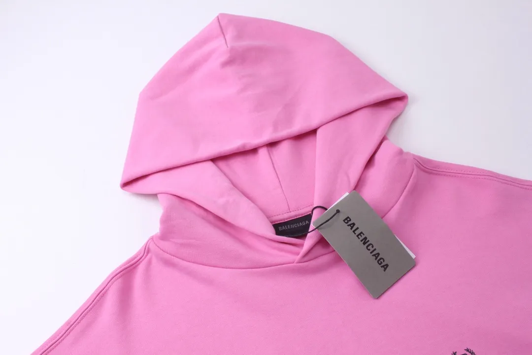 🅿️300 Detailed picture [Top version. Official website quality] BALENCI*GA/Paris BALENCI*GA#2023 spring and summer new style, long-sleeved sweatshirt with classic LOGO printed all over it. 2023 autumn and winter new product. Brick cabinet synchronization. The fabric is made of Paris ZP custom-woven and dyed cotton double yarn sweatshirt. The weight is 450 grams, the cloth surface is clean. The cloth texture is clear. Soft and comfortable. Good color fastness. Not easy to change color. The threads are woven and dyed with no color difference. The printing uses imported environmentally friendly rubber paddles, precision stencils, fine LOGO letters, clear letters, no burrs, and a three-dimensional effect. Restore brick cabinet. The version adopts OS loose shoulder style. Same style for men and women. Code: BL238002 Color: black, beige, pink, smoke gray. Size: XS S M L