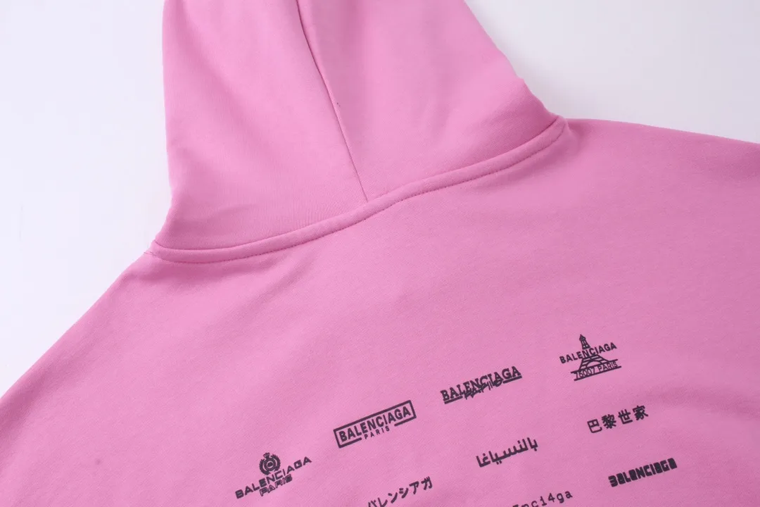🅿️300 Detailed picture [Top version. Official website quality] BALENCI*GA/Paris BALENCI*GA#2023 spring and summer new style, long-sleeved sweatshirt with classic LOGO printed all over it. 2023 autumn and winter new product. Brick cabinet synchronization. The fabric is made of Paris ZP custom-woven and dyed cotton double yarn sweatshirt. The weight is 450 grams, the cloth surface is clean. The cloth texture is clear. Soft and comfortable. Good color fastness. Not easy to change color. The threads are woven and dyed with no color difference. The printing uses imported environmentally friendly rubber paddles, precision stencils, fine LOGO letters, clear letters, no burrs, and a three-dimensional effect. Restore brick cabinet. The version adopts OS loose shoulder style. Same style for men and women. Code: BL238002 Color: black, beige, pink, smoke gray. Size: XS S M L