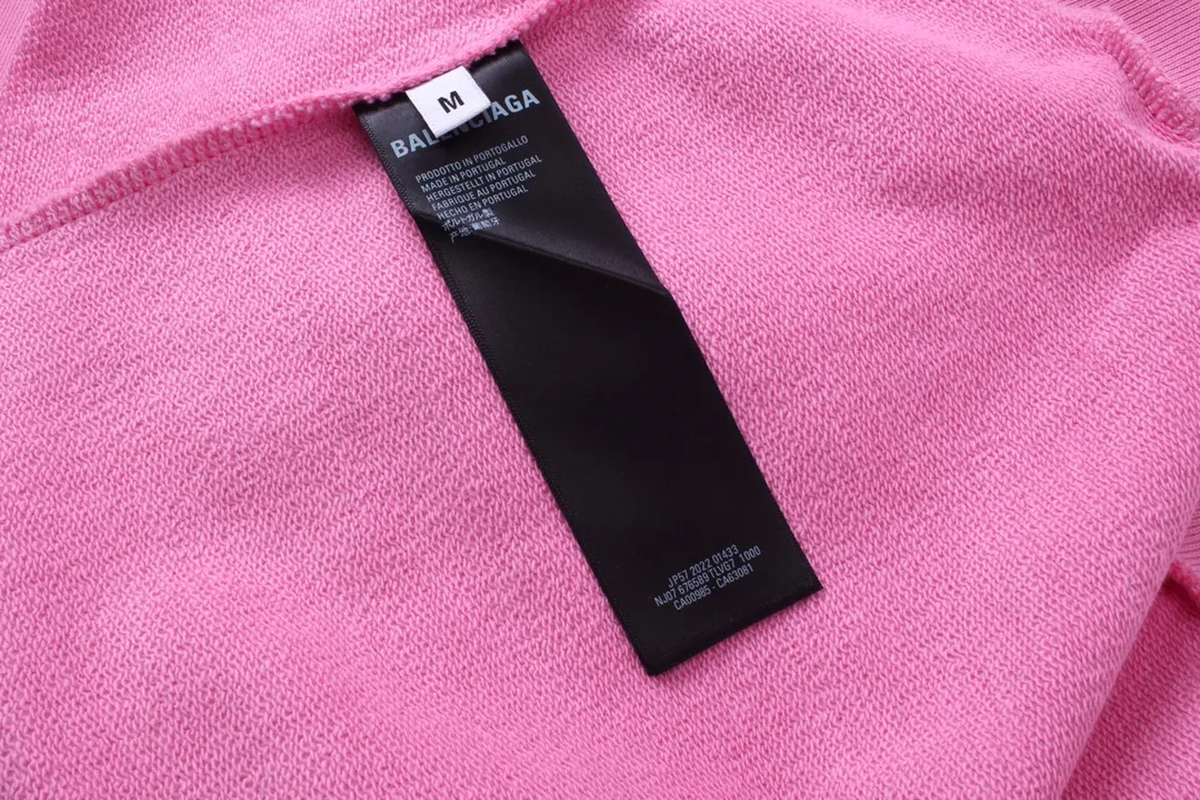 🅿️300 Detailed picture [Top version. Official website quality] BALENCI*GA/Paris BALENCI*GA#2023 spring and summer new style, long-sleeved sweatshirt with classic LOGO printed all over it. 2023 autumn and winter new product. Brick cabinet synchronization. The fabric is made of Paris ZP custom-woven and dyed cotton double yarn sweatshirt. The weight is 450 grams, the cloth surface is clean. The cloth texture is clear. Soft and comfortable. Good color fastness. Not easy to change color. The threads are woven and dyed with no color difference. The printing uses imported environmentally friendly rubber paddles, precision stencils, fine LOGO letters, clear letters, no burrs, and a three-dimensional effect. Restore brick cabinet. The version adopts OS loose shoulder style. Same style for men and women. Code: BL238002 Color: black, beige, pink, smoke gray. Size: XS S M L