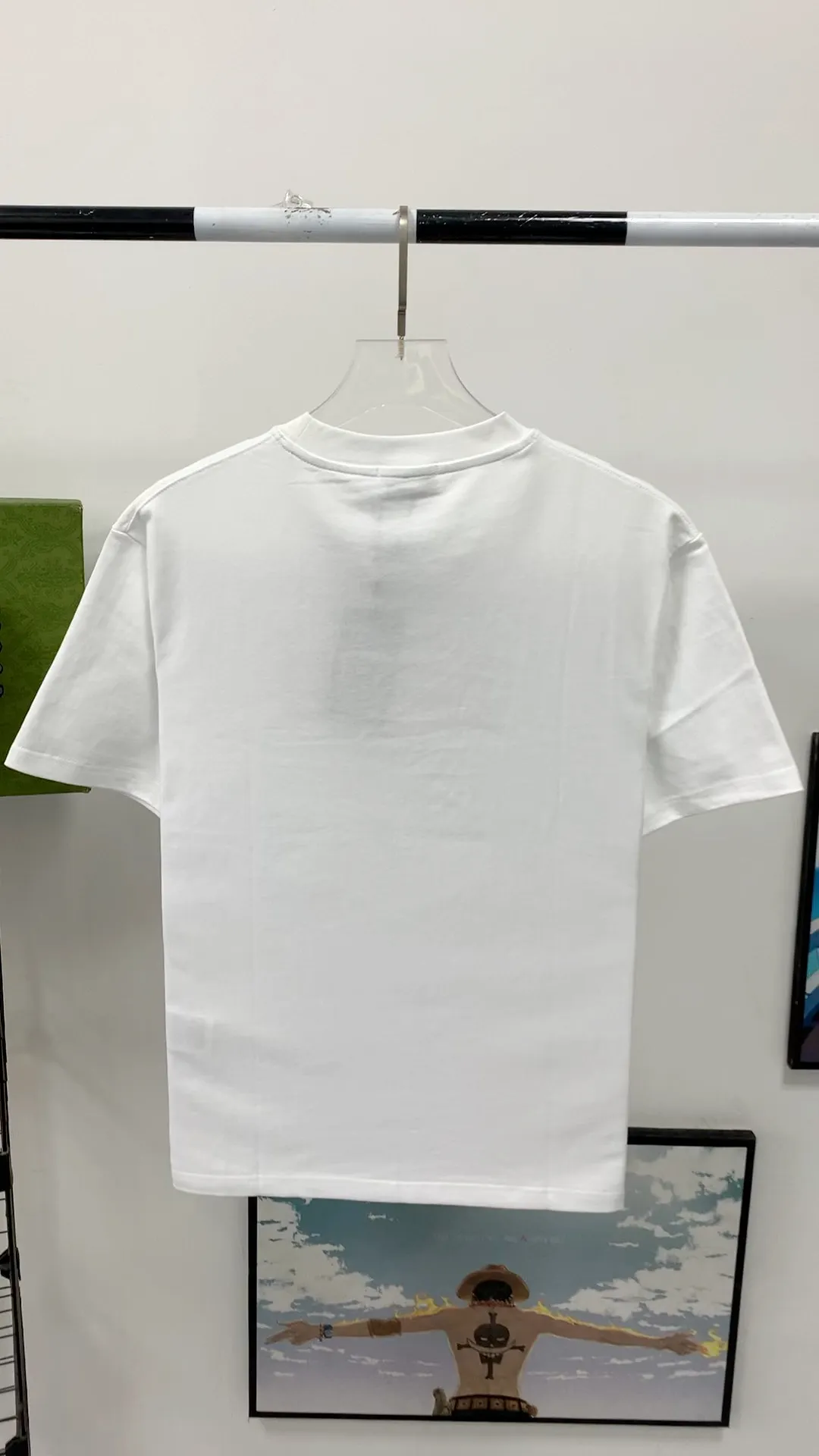 Real shot video on the back————The top tested version BALENCIAGA ✘ Supreme 23Ss joint printed T-shirt short sleeves [2023. Brand new BALENCIAGA ✘ Supreme launches its first joint series] BALENCIAGA and Supreme launch related joint products. The 2023 spring and summer series will be with you, and it will be possible to once again create the highlight moment of Louis Vuitton x Supreme in 2017. The latest exclusive customized co-branded accessories on the entire network, exclusive co-branded packaging boxes, main mark, hangtag and packaging are all different from other models on the market. The side flag mark is exclusively customized for this collaboration, with double logo red mark, the same style for men and women!  Color Black White Khaki Size XS S M L P:260