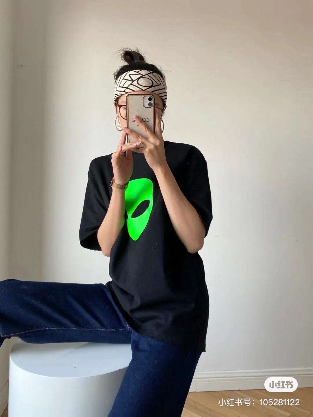 ♻️💯Reference model picture for the upper body❤️The top tested version of Balenciaga alien pure cotton loose unisex short-sleeved T-shirt. Cute and funny alien 👽 comes with a fashionable label. The big alien head is very designed and the green color is super eye-catching. The imported glue printing has perfect texture. The back is designed with English letters, which is simple and not monotonous. The edges of the clothes are worn and frayed to give a sense of design. The fabric is particularly soft and skin-friendly and has a superior texture! The chest of the garment is decorated with an alien pattern. It is made of fluorescent powder produced by DIC Co., Ltd., one of the world's most common color cards. It is made with transparent PU glue combined with fluorescent powder offset printing. It will have a striking fluorescent effect under the light, which is particularly eye-catching and fashionable. At the same time, Ba's distinctive features and style perfectly display the quality control and appearance of this exquisite T. At night, the fluorescent effect will be even cooler, a must-have for fashionistas. Color: White Black Size: XS-L 280g weight fabric, easy for both men and women to control!  P:260
