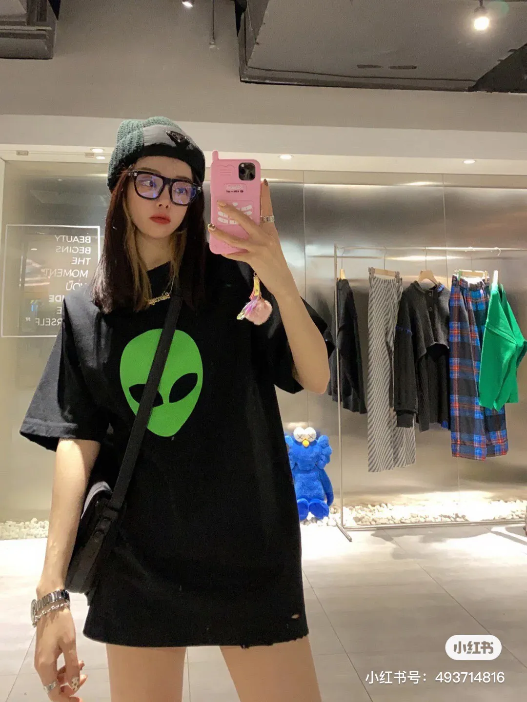 ♻️💯Reference model picture for the upper body❤️The top tested version of Balenciaga alien pure cotton loose unisex short-sleeved T-shirt. Cute and funny alien 👽 comes with a fashionable label. The big alien head is very designed and the green color is super eye-catching. The imported glue printing has perfect texture. The back is designed with English letters, which is simple and not monotonous. The edges of the clothes are worn and frayed to give a sense of design. The fabric is particularly soft and skin-friendly and has a superior texture! The chest of the garment is decorated with an alien pattern. It is made of fluorescent powder produced by DIC Co., Ltd., one of the world's most common color cards. It is made with transparent PU glue combined with fluorescent powder offset printing. It will have a striking fluorescent effect under the light, which is particularly eye-catching and fashionable. At the same time, Ba's distinctive features and style perfectly display the quality control and appearance of this exquisite T. At night, the fluorescent effect will be even cooler, a must-have for fashionistas. Color: White Black Size: XS-L 280g weight fabric, easy for both men and women to control!  P:260