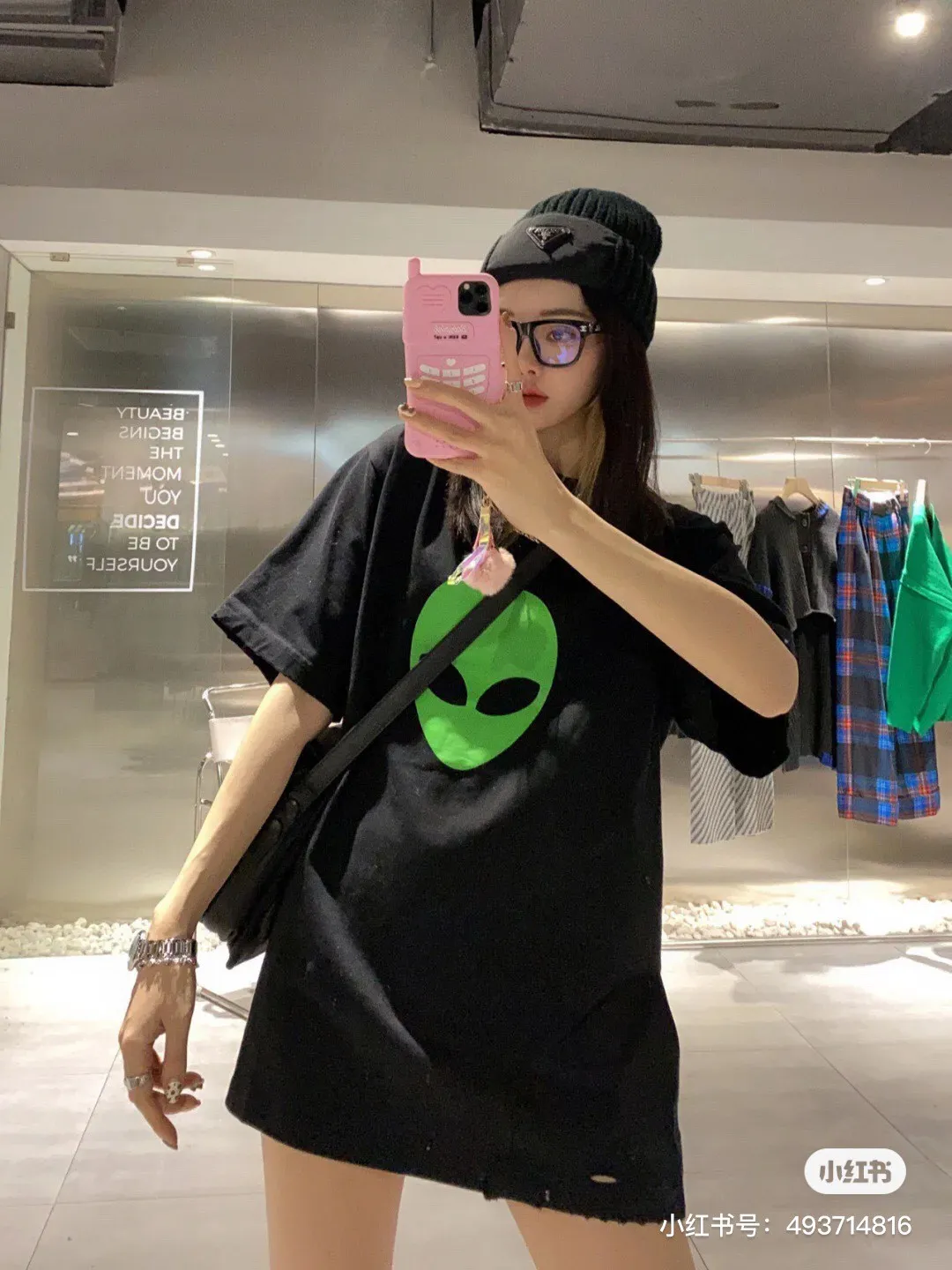 ♻️💯Reference model picture for the upper body❤️The top tested version of Balenciaga alien pure cotton loose unisex short-sleeved T-shirt. Cute and funny alien 👽 comes with a fashionable label. The big alien head is very designed and the green color is super eye-catching. The imported glue printing has perfect texture. The back is designed with English letters, which is simple and not monotonous. The edges of the clothes are worn and frayed to give a sense of design. The fabric is particularly soft and skin-friendly and has a superior texture! The chest of the garment is decorated with an alien pattern. It is made of fluorescent powder produced by DIC Co., Ltd., one of the world's most common color cards. It is made with transparent PU glue combined with fluorescent powder offset printing. It will have a striking fluorescent effect under the light, which is particularly eye-catching and fashionable. At the same time, Ba's distinctive features and style perfectly display the quality control and appearance of this exquisite T. At night, the fluorescent effect will be even cooler, a must-have for fashionistas. Color: White Black Size: XS-L 280g weight fabric, easy for both men and women to control!  P:260