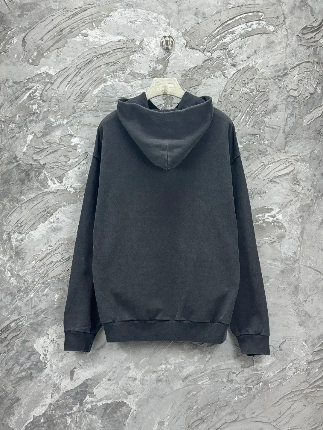 🅿️350 - BALENCI*GA Paris co-branded puma series hooded long-sleeved sweatshirt. The front pattern is printed with environmentally friendly imported rubber paddles. The garment is washed and aged. The letters are clear. The effect is three-dimensional. Exclusively woven and dyed 460g fabric. Threads are dyed in the same vat with zero color difference. Brick cabinet synchronization. Welcome to compare. Same style for men and women -Color: washed black -SIZE: Xs S M L Style No. 8967#