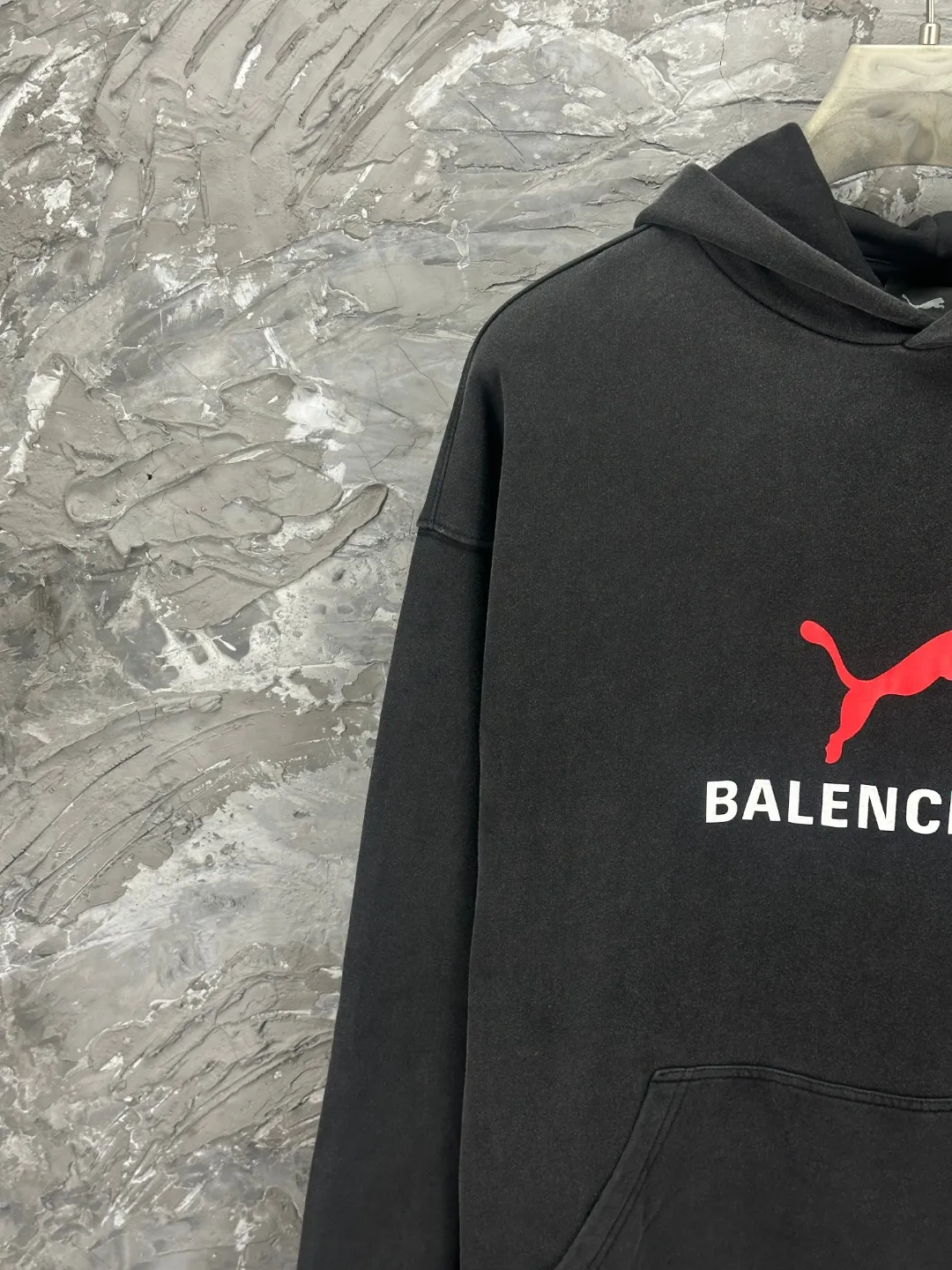 🅿️350 - BALENCI*GA Paris co-branded puma series hooded long-sleeved sweatshirt. The front pattern is printed with environmentally friendly imported rubber paddles. The garment is washed and aged. The letters are clear. The effect is three-dimensional. Exclusively woven and dyed 460g fabric. Threads are dyed in the same vat with zero color difference. Brick cabinet synchronization. Welcome to compare. Same style for men and women -Color: washed black -SIZE: Xs S M L Style No. 8967#