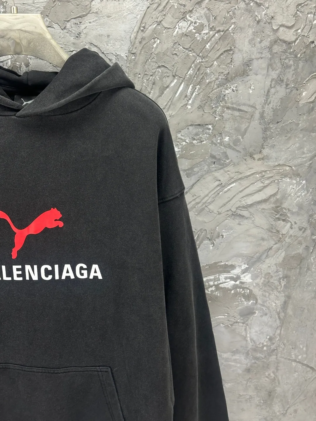 🅿️350 - BALENCI*GA Paris co-branded puma series hooded long-sleeved sweatshirt. The front pattern is printed with environmentally friendly imported rubber paddles. The garment is washed and aged. The letters are clear. The effect is three-dimensional. Exclusively woven and dyed 460g fabric. Threads are dyed in the same vat with zero color difference. Brick cabinet synchronization. Welcome to compare. Same style for men and women -Color: washed black -SIZE: Xs S M L Style No. 8967#