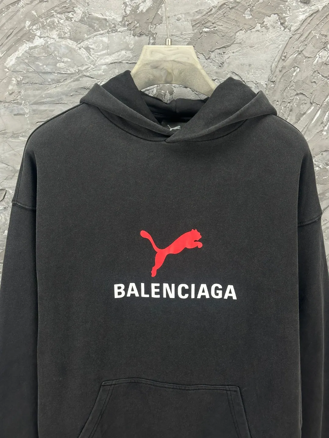 🅿️350 - BALENCI*GA Paris co-branded puma series hooded long-sleeved sweatshirt. The front pattern is printed with environmentally friendly imported rubber paddles. The garment is washed and aged. The letters are clear. The effect is three-dimensional. Exclusively woven and dyed 460g fabric. Threads are dyed in the same vat with zero color difference. Brick cabinet synchronization. Welcome to compare. Same style for men and women -Color: washed black -SIZE: Xs S M L Style No. 8967#