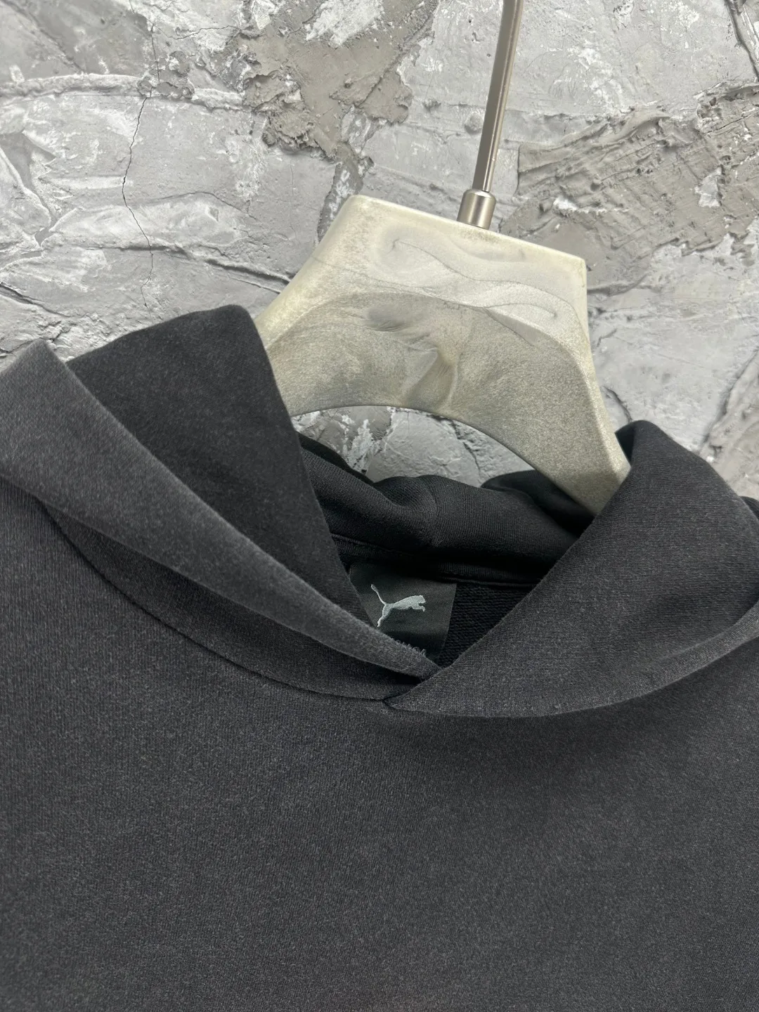 🅿️350 - BALENCI*GA Paris co-branded puma series hooded long-sleeved sweatshirt. The front pattern is printed with environmentally friendly imported rubber paddles. The garment is washed and aged. The letters are clear. The effect is three-dimensional. Exclusively woven and dyed 460g fabric. Threads are dyed in the same vat with zero color difference. Brick cabinet synchronization. Welcome to compare. Same style for men and women -Color: washed black -SIZE: Xs S M L Style No. 8967#