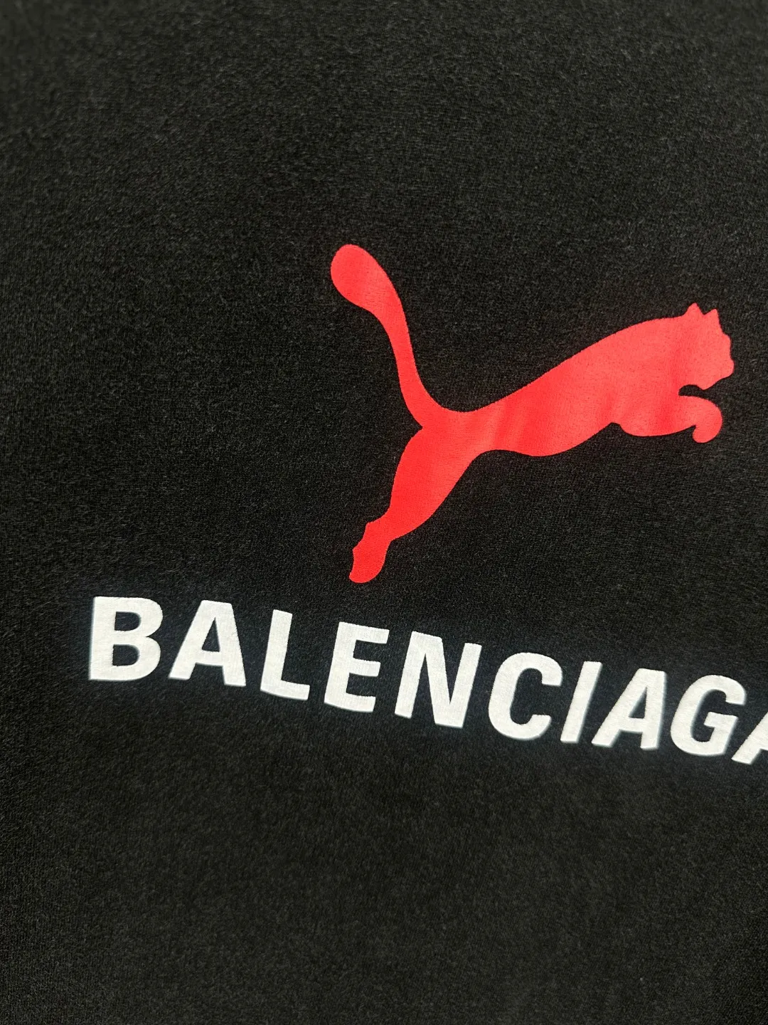 🅿️350 - BALENCI*GA Paris co-branded puma series hooded long-sleeved sweatshirt. The front pattern is printed with environmentally friendly imported rubber paddles. The garment is washed and aged. The letters are clear. The effect is three-dimensional. Exclusively woven and dyed 460g fabric. Threads are dyed in the same vat with zero color difference. Brick cabinet synchronization. Welcome to compare. Same style for men and women -Color: washed black -SIZE: Xs S M L Style No. 8967#