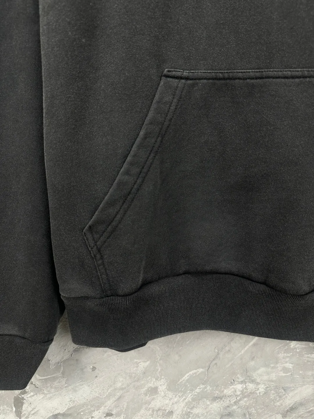 🅿️350 - BALENCI*GA Paris co-branded puma series hooded long-sleeved sweatshirt. The front pattern is printed with environmentally friendly imported rubber paddles. The garment is washed and aged. The letters are clear. The effect is three-dimensional. Exclusively woven and dyed 460g fabric. Threads are dyed in the same vat with zero color difference. Brick cabinet synchronization. Welcome to compare. Same style for men and women -Color: washed black -SIZE: Xs S M L Style No. 8967#