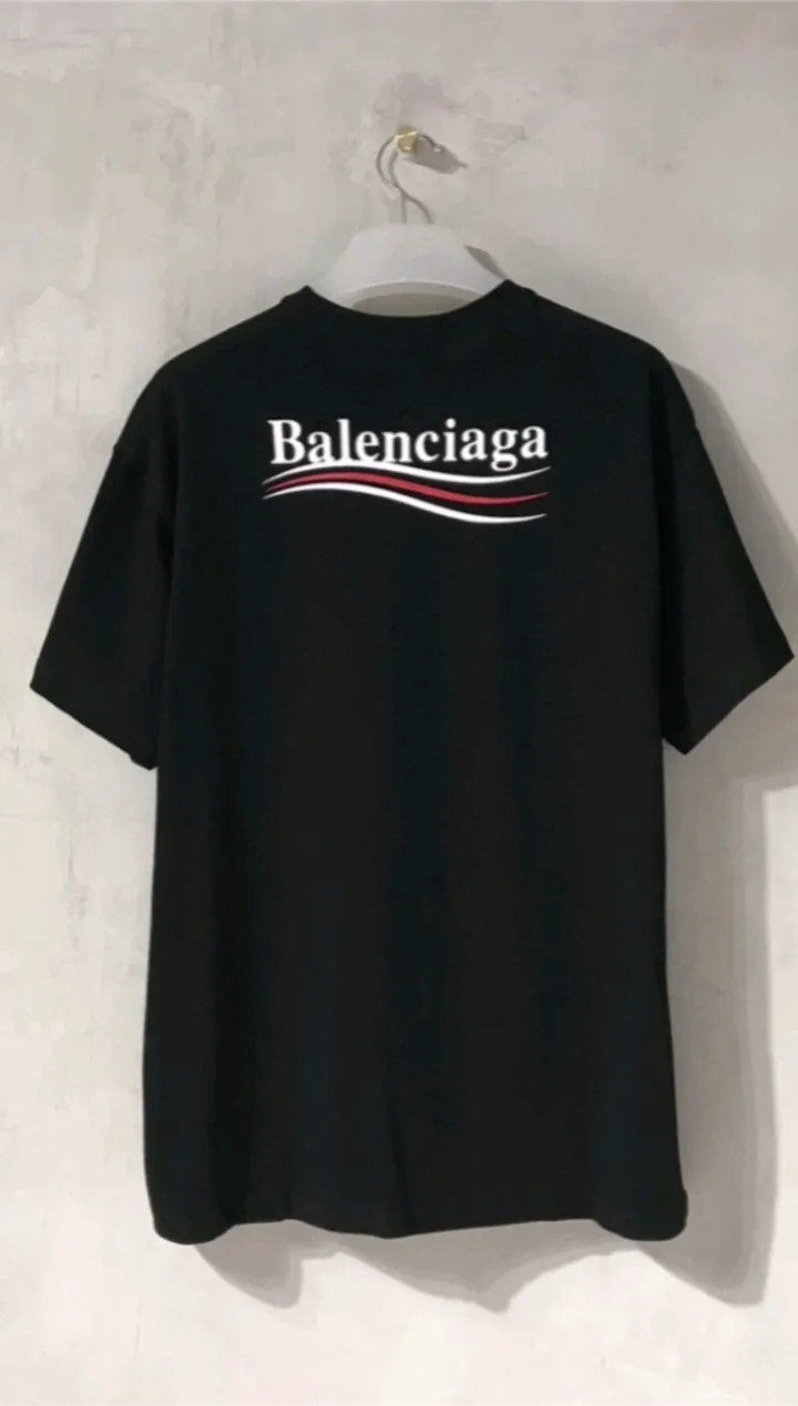 Actual video shot——[Top tested version] Balenciaga Classic Loose Unisex Pure Cotton Short Sleeves by Balenciaga. Customized fabrics and printed accessories details are reproduced one to one. It is made of 280g cotton fabric with 32 count fine double cotton yarn plain weave, and the fabric surface is treated with dust-free woolen craftsmanship. The shoulder and chain seams are made of 0.8cm bundled strips inside, and the double chain stitching on the machine side is made of pure cotton. Here’s why I’m dozens of yuan more expensive than others: 1. Each model is produced by the company. The detailed workmanship and fabrics are consistent with the genuine ones. There is no color difference between the ones at the counters. Guaranteed no color difference. Replicas are not scary. Who is fake is embarrassed. It’s not shameful to make a replica, it’s shameful if you can’t buy the correct version if you make a replica. All of my series can be found in all major places and will be absolutely stunning!  2. The fabric is made of 280g Paris-specific double yarn. No one can make better fabrics than mine. There is really no way to compare with the ordinary version on the market. Respect it. It is authentic and costs several thousand yuan. Don’t go for the quality of street stalls. 3. The workmanship has been restored in all aspects. The packaging has been restored in all aspects. 4. I guarantee here that this is the highest quality you can find. Size: XS-L Color: Black P:240