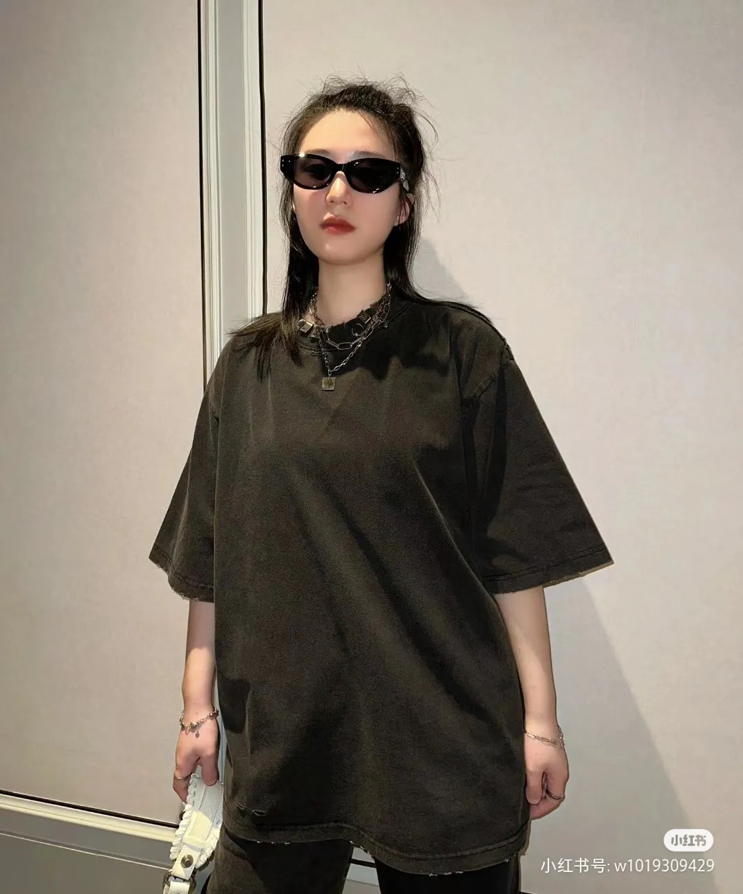 🎀Hot model pictures🎀[Launched] Top tested version Balengianga Paris 24SS new high-quality hardware mold customization short-sleeved T-shirt This year’s popular Paris model is so 🉑️The front hardware imported hardware is made of ZP material. The 1:1 restoration has a moderate thickness to the touch. The hardware uses imported hardware accessories. Front #embroidery imported Tajima high-density heavy embroidery technology. The font is three-dimensional and full. Gradient dyeing of ready-made garments, the process of frying snowflakes in the washing water of ready-made garments, heavy distressing and whitening. Hat, collar, pockets, cuffs, front and rear threads, details of holes are clearly visible. It is made of 32-count double yarn and 260-gram weight fabric. It is super comfortable. It is very comfortable and soft to wear in spring and summer, and you will not feel stuffy. It is very comfortable to wear and absorbs sweat, so it is more suitable to wear. It can be used as a base in spring and can be worn casually on the street. The color is eye-catching👍 The simple version is full of fashion and very comfortable to wear. It is well-designed and refuses to be monotonous and vulgar. It does not make ordinary styles. The modern elements and design sense are overwhelming, giving the piece of clothing a unique fashion color~ Color: White, washed black, Size: XS S M L