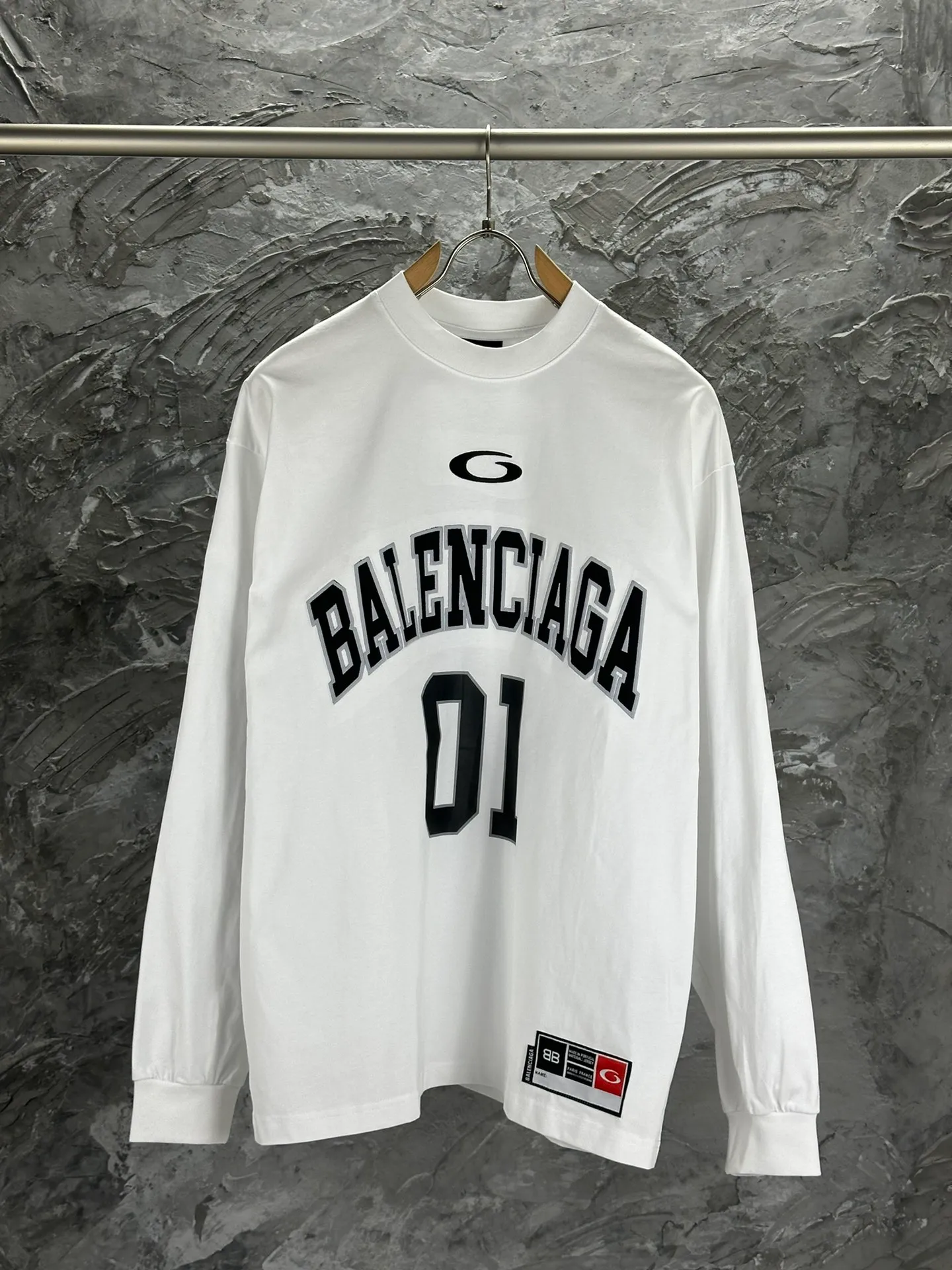 🅿️280 BALENCI*GA latest basketball jersey embroidered printed long-sleeved T-shirt. The front embroidery is embroidered and printed with Tajima computer embroidery machine, the lower left corner is embroidered and printed, and the back piece is printed. The letters are clear. The effect is three-dimensional. Exclusively pattern-woven and dyed 280g fabric. Threads are dyed in the same cylinder with zero color difference. The version adopts OS loose off-shoulder version. Welcome to compare. Same style for men and women -Color: black white purple Cailan -SIZE: Xs S M L Style No. 8536#