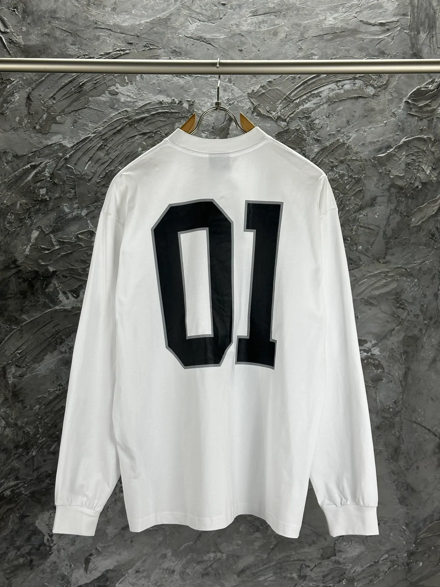 🅿️280 BALENCI*GA latest basketball jersey embroidered printed long-sleeved T-shirt. The front embroidery is embroidered and printed with Tajima computer embroidery machine, the lower left corner is embroidered and printed, and the back piece is printed. The letters are clear. The effect is three-dimensional. Exclusively pattern-woven and dyed 280g fabric. Threads are dyed in the same cylinder with zero color difference. The version adopts OS loose off-shoulder version. Welcome to compare. Same style for men and women -Color: black white purple Cailan -SIZE: Xs S M L Style No. 8536#