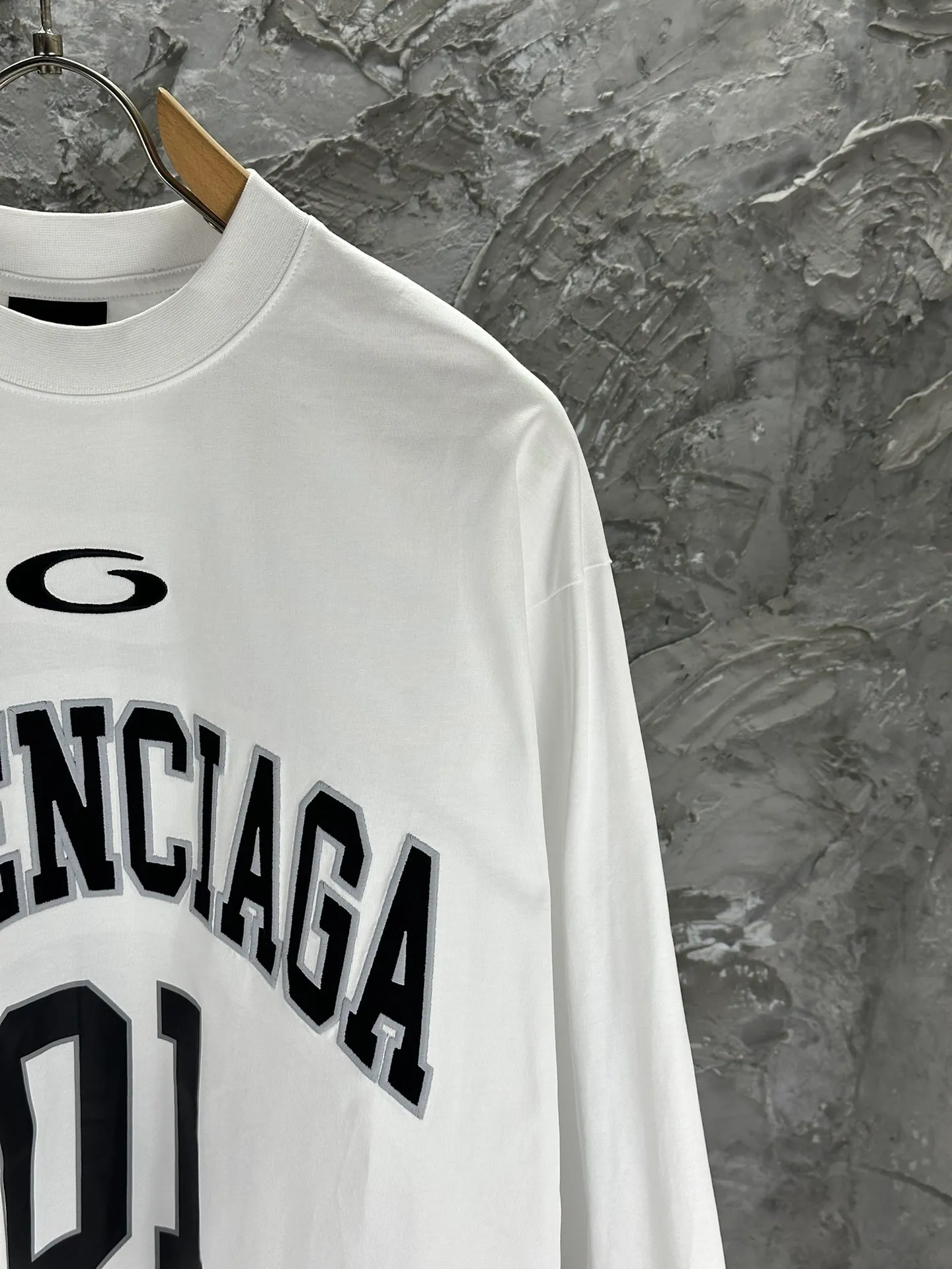 🅿️280 BALENCI*GA latest basketball jersey embroidered printed long-sleeved T-shirt. The front embroidery is embroidered and printed with Tajima computer embroidery machine, the lower left corner is embroidered and printed, and the back piece is printed. The letters are clear. The effect is three-dimensional. Exclusively pattern-woven and dyed 280g fabric. Threads are dyed in the same cylinder with zero color difference. The version adopts OS loose off-shoulder version. Welcome to compare. Same style for men and women -Color: black white purple Cailan -SIZE: Xs S M L Style No. 8536#