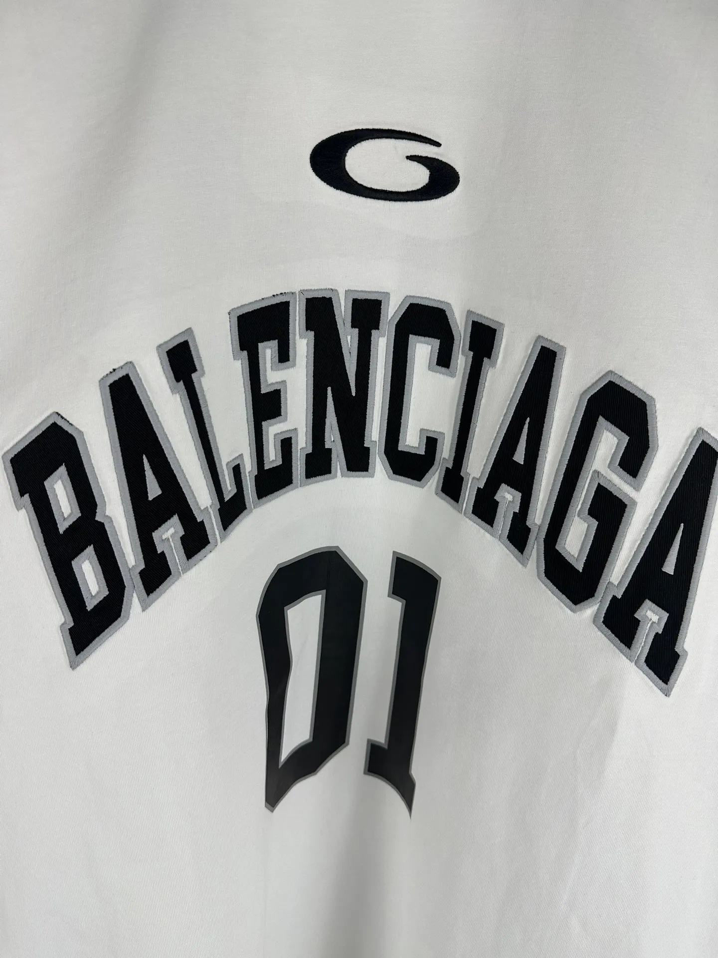 🅿️280 BALENCI*GA latest basketball jersey embroidered printed long-sleeved T-shirt. The front embroidery is embroidered and printed with Tajima computer embroidery machine, the lower left corner is embroidered and printed, and the back piece is printed. The letters are clear. The effect is three-dimensional. Exclusively pattern-woven and dyed 280g fabric. Threads are dyed in the same cylinder with zero color difference. The version adopts OS loose off-shoulder version. Welcome to compare. Same style for men and women -Color: black white purple Cailan -SIZE: Xs S M L Style No. 8536#