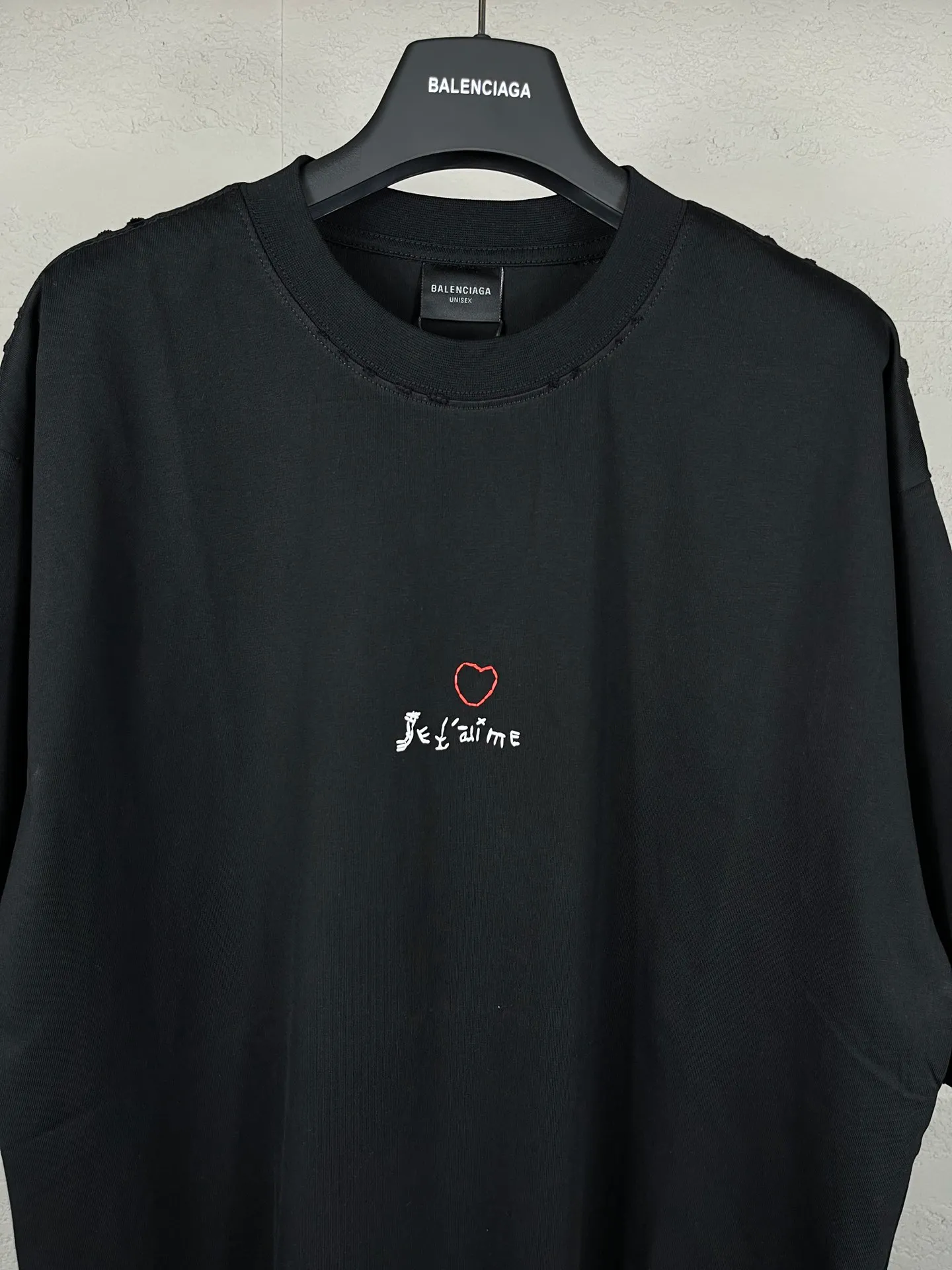🅿️170 real photos [Top version. Official website quality] BALENCI*GA/Paris BALENCI*GA#Valentine's Day. The latest Chinese Valentine's Day limited edition, love embroidered washed and distressed short-sleeved T-shirt brick cabinet synchronization. The fabric is made of Paris ZP custom-woven and dyed cotton double yarn. The weight is 260 grams. The cloth surface is clean. The cloth pattern is clear. Soft and comfortable. Good color fastness. Not easy to change color. The threads are woven and dyed with no color difference. The front and back embroidery is embroidered with an embroidery machine imported from Tajima. The effect is three-dimensional and the garment is distressed. The version adopts OS loose shoulder design. Same style for men and women. Code: BL233306 Color: black. White, red Size: XS to L