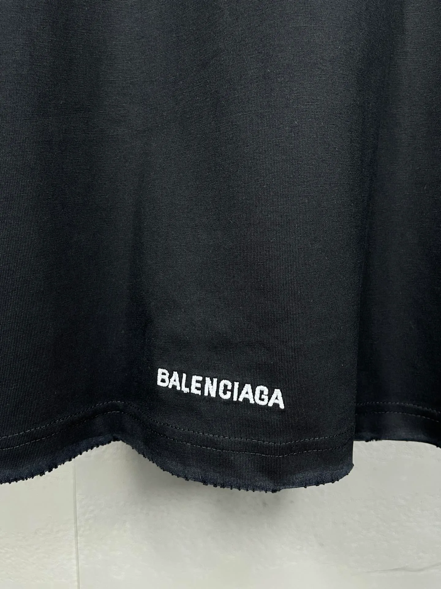🅿️170 real photos [Top version. Official website quality] BALENCI*GA/Paris BALENCI*GA#Valentine's Day. The latest Chinese Valentine's Day limited edition, love embroidered washed and distressed short-sleeved T-shirt brick cabinet synchronization. The fabric is made of Paris ZP custom-woven and dyed cotton double yarn. The weight is 260 grams. The cloth surface is clean. The cloth pattern is clear. Soft and comfortable. Good color fastness. Not easy to change color. The threads are woven and dyed with no color difference. The front and back embroidery is embroidered with an embroidery machine imported from Tajima. The effect is three-dimensional and the garment is distressed. The version adopts OS loose shoulder design. Same style for men and women. Code: BL233306 Color: black. White, red Size: XS to L