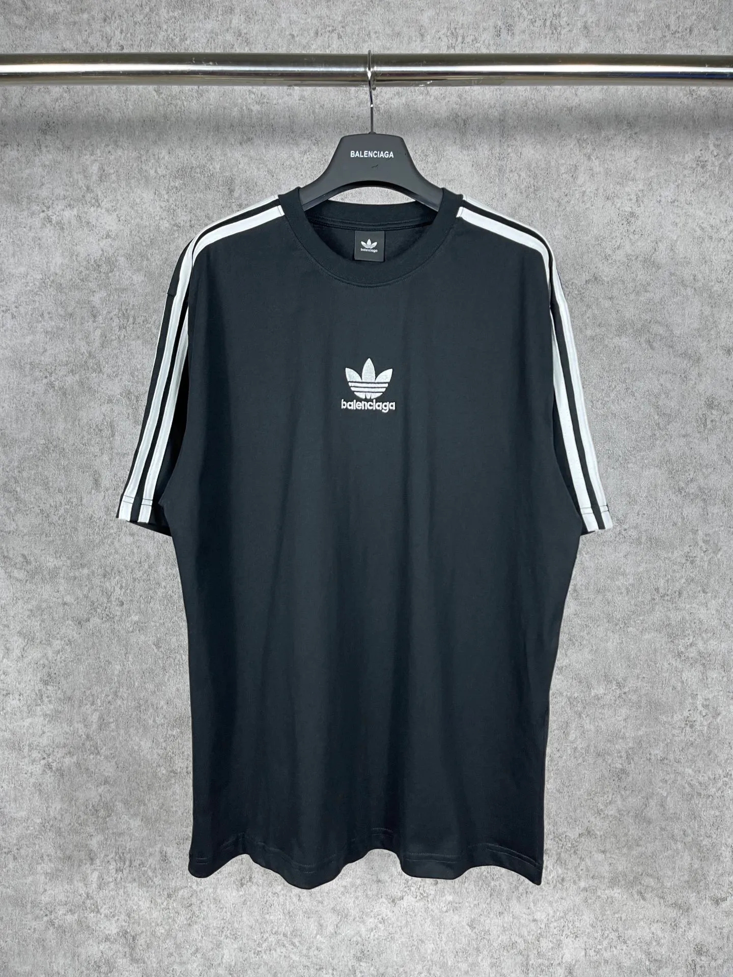 🅿️186 Real photos [Top version. Official website quality] BALENCI*GA/Paris co-branded Adidas three-leaf clover three-stripe LOGO embroidered short-sleeved T-shirt# The fabric is made of Paris ZP custom-woven and dyed cotton double yarn. Weighing 260 grams, the cloth surface is clean. The cloth pattern is clear, soft and comfortable. The threads are dyed with no color difference. The classic pattern embroidery uses imported embroidery, and the letters are clear, three-dimensional and without rough edges. Jubie market produces pictures based on pictures. Welcome to compare. The version adopts OS loose shoulder design. Same style for men and women. Coding: BL223018 Color: black, white, blue, pink, red, royal blue Size: XS to L