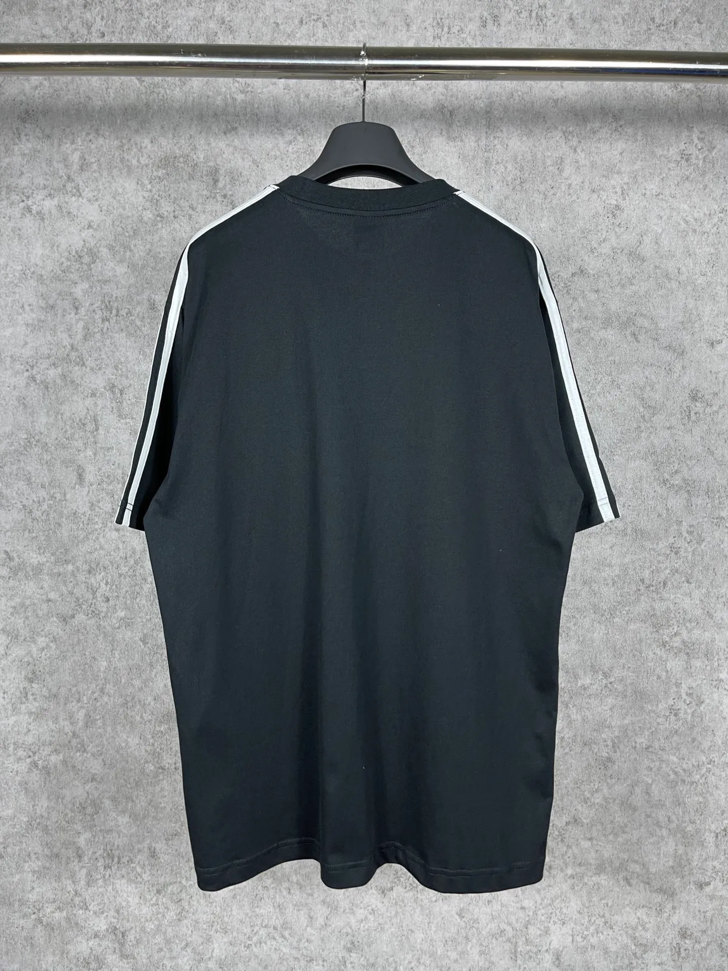 🅿️186 Real photos [Top version. Official website quality] BALENCI*GA/Paris co-branded Adidas three-leaf clover three-stripe LOGO embroidered short-sleeved T-shirt# The fabric is made of Paris ZP custom-woven and dyed cotton double yarn. Weighing 260 grams, the cloth surface is clean. The cloth pattern is clear, soft and comfortable. The threads are dyed with no color difference. The classic pattern embroidery uses imported embroidery, and the letters are clear, three-dimensional and without rough edges. Jubie market produces pictures based on pictures. Welcome to compare. The version adopts OS loose shoulder design. Same style for men and women. Coding: BL223018 Color: black, white, blue, pink, red, royal blue Size: XS to L