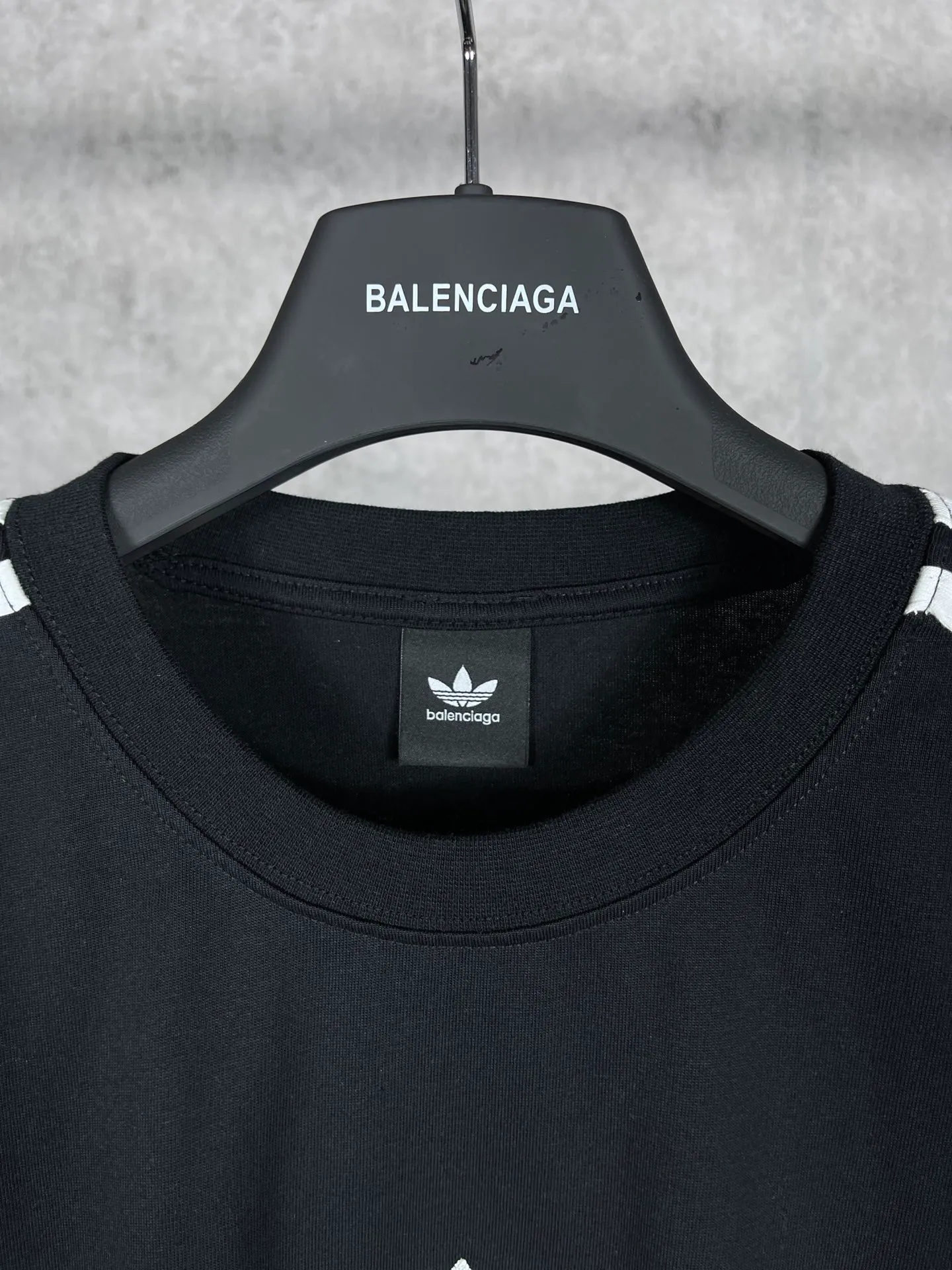 🅿️186 Real photos [Top version. Official website quality] BALENCI*GA/Paris co-branded Adidas three-leaf clover three-stripe LOGO embroidered short-sleeved T-shirt# The fabric is made of Paris ZP custom-woven and dyed cotton double yarn. Weighing 260 grams, the cloth surface is clean. The cloth pattern is clear, soft and comfortable. The threads are dyed with no color difference. The classic pattern embroidery uses imported embroidery, and the letters are clear, three-dimensional and without rough edges. Jubie market produces pictures based on pictures. Welcome to compare. The version adopts OS loose shoulder design. Same style for men and women. Coding: BL223018 Color: black, white, blue, pink, red, royal blue Size: XS to L