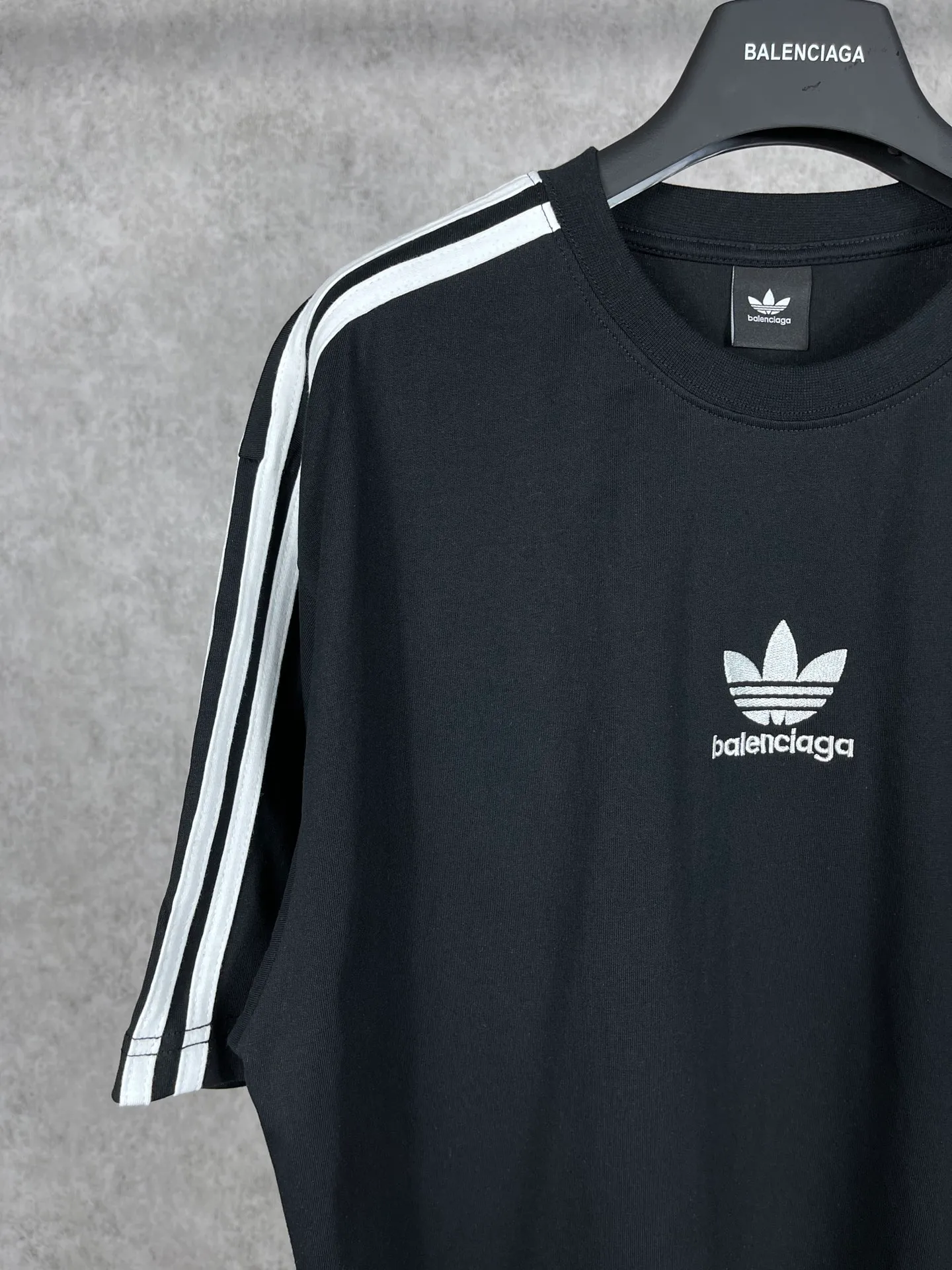🅿️186 Real photos [Top version. Official website quality] BALENCI*GA/Paris co-branded Adidas three-leaf clover three-stripe LOGO embroidered short-sleeved T-shirt# The fabric is made of Paris ZP custom-woven and dyed cotton double yarn. Weighing 260 grams, the cloth surface is clean. The cloth pattern is clear, soft and comfortable. The threads are dyed with no color difference. The classic pattern embroidery uses imported embroidery, and the letters are clear, three-dimensional and without rough edges. Jubie market produces pictures based on pictures. Welcome to compare. The version adopts OS loose shoulder design. Same style for men and women. Coding: BL223018 Color: black, white, blue, pink, red, royal blue Size: XS to L