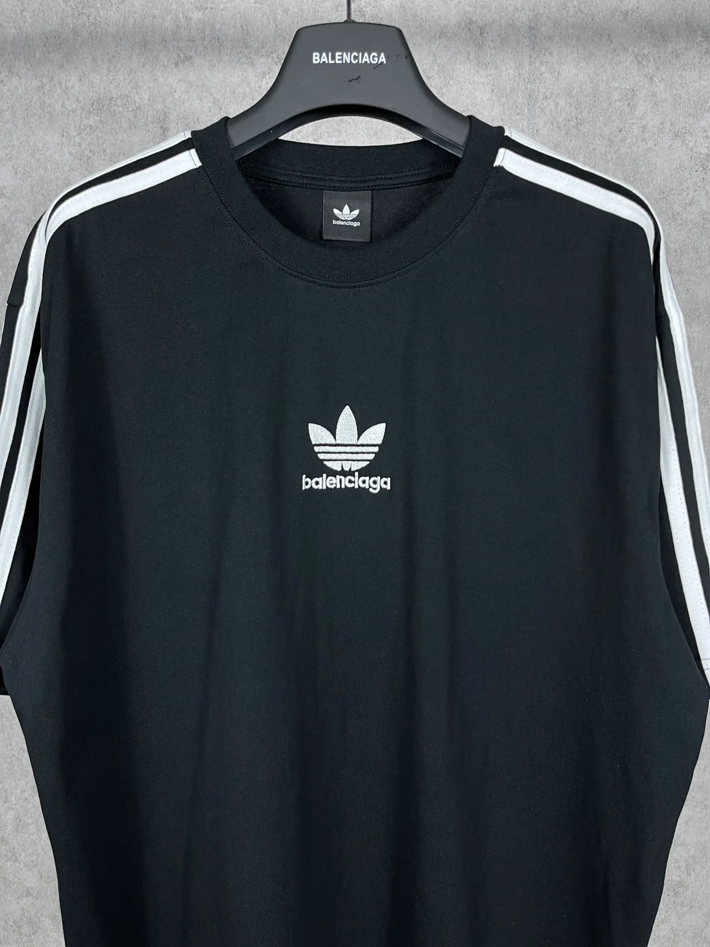 🅿️186 Real photos [Top version. Official website quality] BALENCI*GA/Paris co-branded Adidas three-leaf clover three-stripe LOGO embroidered short-sleeved T-shirt# The fabric is made of Paris ZP custom-woven and dyed cotton double yarn. Weighing 260 grams, the cloth surface is clean. The cloth pattern is clear, soft and comfortable. The threads are dyed with no color difference. The classic pattern embroidery uses imported embroidery, and the letters are clear, three-dimensional and without rough edges. Jubie market produces pictures based on pictures. Welcome to compare. The version adopts OS loose shoulder design. Same style for men and women. Coding: BL223018 Color: black, white, blue, pink, red, royal blue Size: XS to L