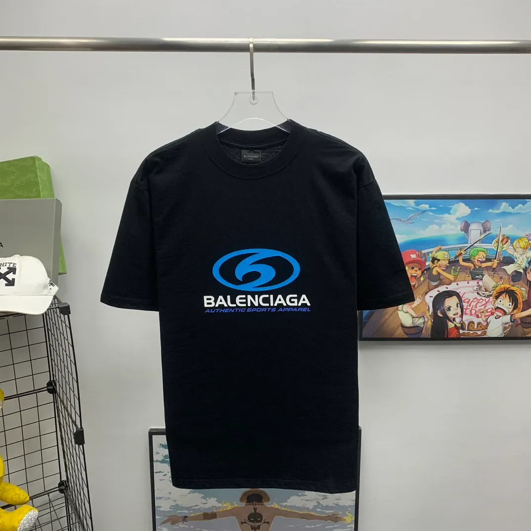 Top tested version 𝐁A𝐋EN𝐂IA𝐆A/Balenciaga Wave T-shirt Fabric: Double yarn 32 counts 240g - Counter synchronization #The highest version on the market The original development of custom-woven fabrics is washed and treated. Full of thickness. The texture is different from market products. Highly restored #Original molding. Printed using an imported oval crack machine. Each print is aligned neatly without burrs. The front and rear platens are hand-printed. Precision mesh production stencils. Imported environmentally friendly slurry scraper, letters are clearly restored, letter spacing, size is consistent with the original version, highly restored to 24ss, best-selling model on the market, same style for men and women size: xs s m l color: black white P: 290