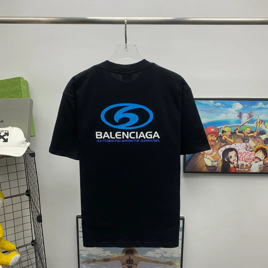 Top tested version 𝐁A𝐋EN𝐂IA𝐆A/Balenciaga Wave T-shirt Fabric: Double yarn 32 counts 240g - Counter synchronization #The highest version on the market The original development of custom-woven fabrics is washed and treated. Full of thickness. The texture is different from market products. Highly restored #Original molding. Printed using an imported oval crack machine. Each print is aligned neatly without burrs. The front and rear platens are hand-printed. Precision mesh production stencils. Imported environmentally friendly slurry scraper, letters are clearly restored, letter spacing, size is consistent with the original version, highly restored to 24ss, best-selling model on the market, same style for men and women size: xs s m l color: black white P: 290
